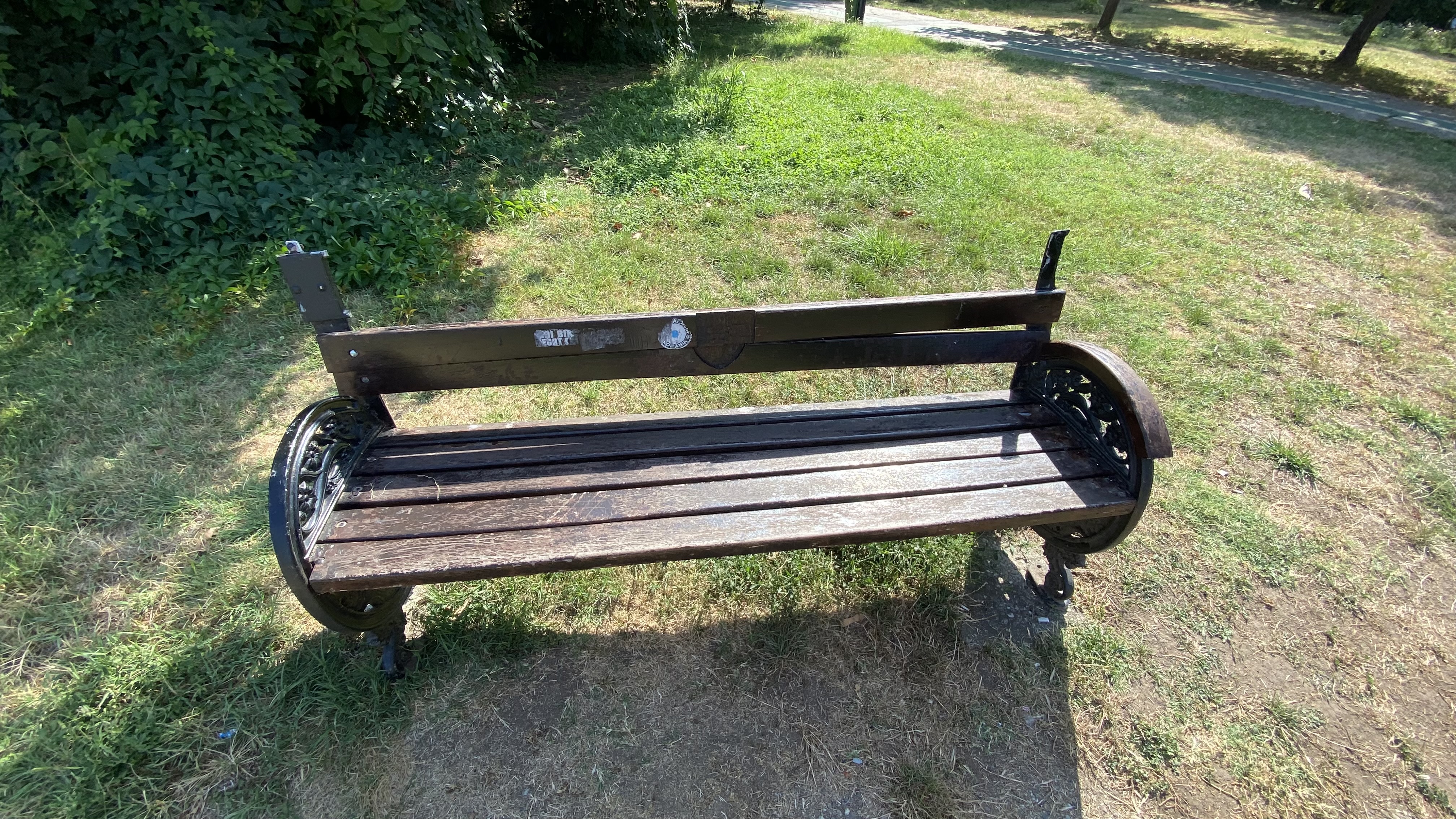 FOTO. Herăstrău, cel mai mare parc al Bucureștiului, arată mai rău ca niciodată. Trandafirii și zonele cu flori sunt istorie, clădirile pentru expoziții au fost vandalizate