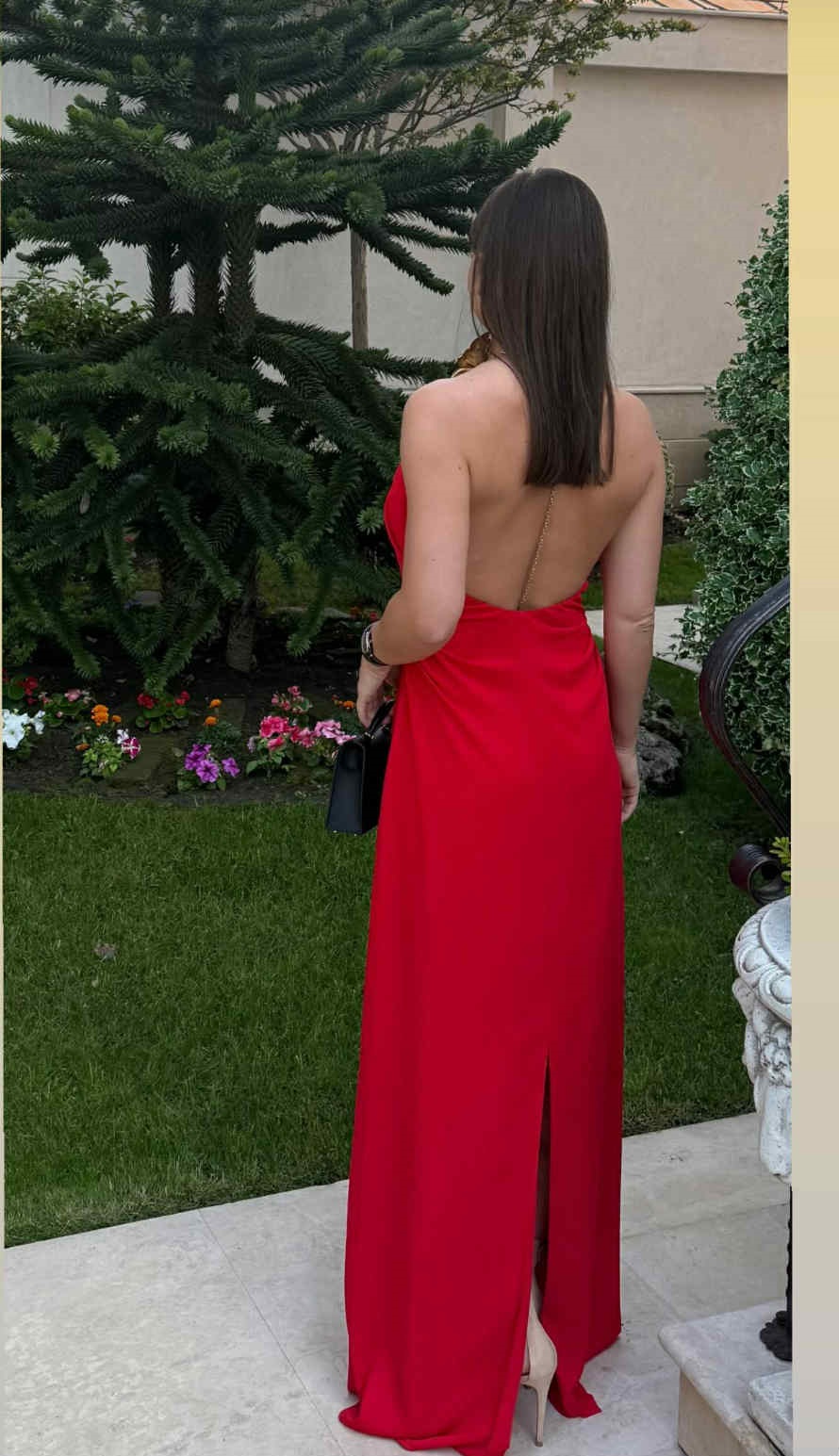 Apariția Simonei Halep într-o rochie roșie, cu spatele gol. Cât costă ținuta elegantă, la care a asortat o geantă de peste 10.000 de euro