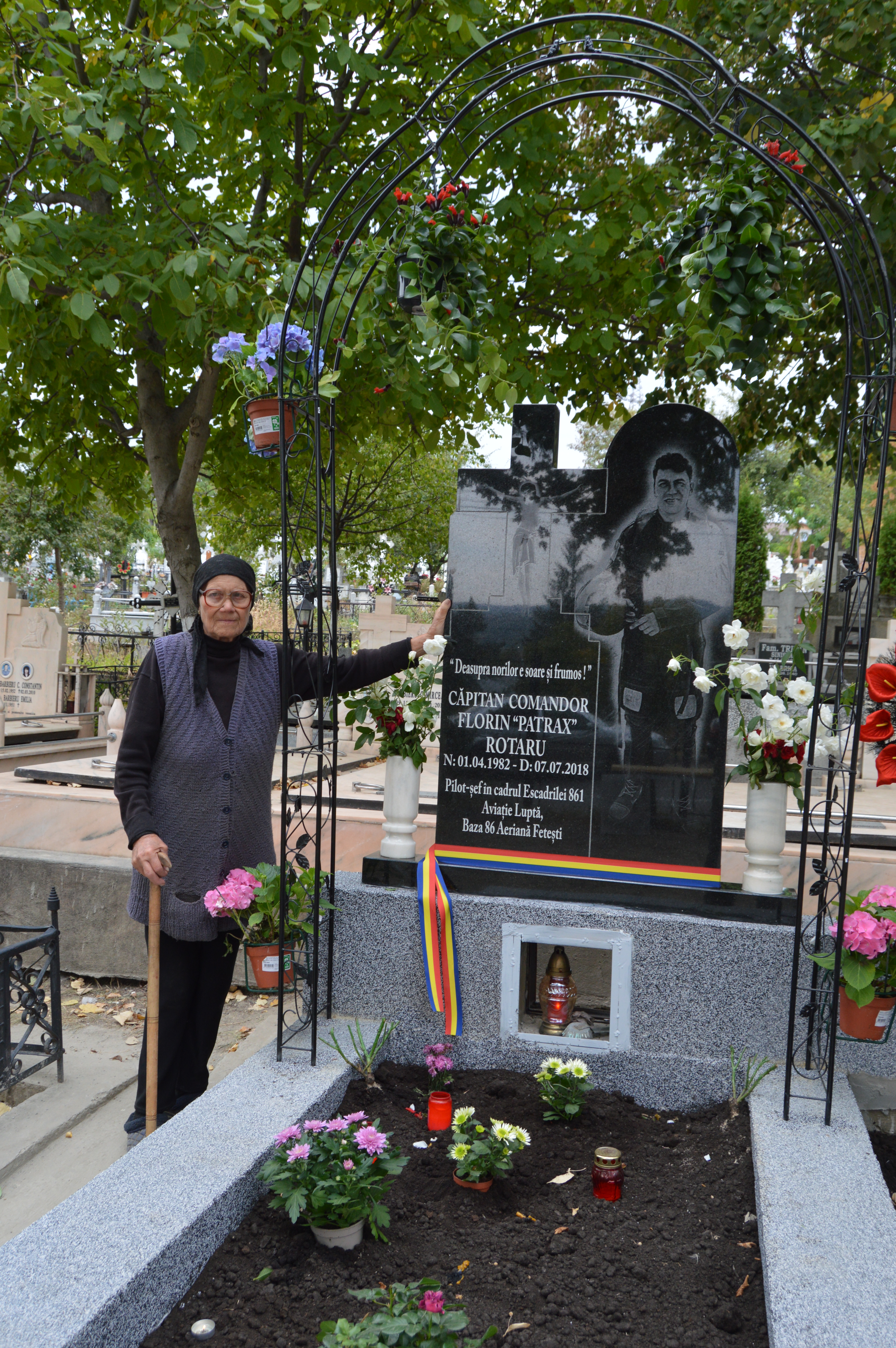 EXCLUSIV/ Drama bunicii pilotului-erou de la Fetești: "Merg de două-trei ori pe zi la cimitir. Hai, mamă, acasă!" - VIDEO&FOTO