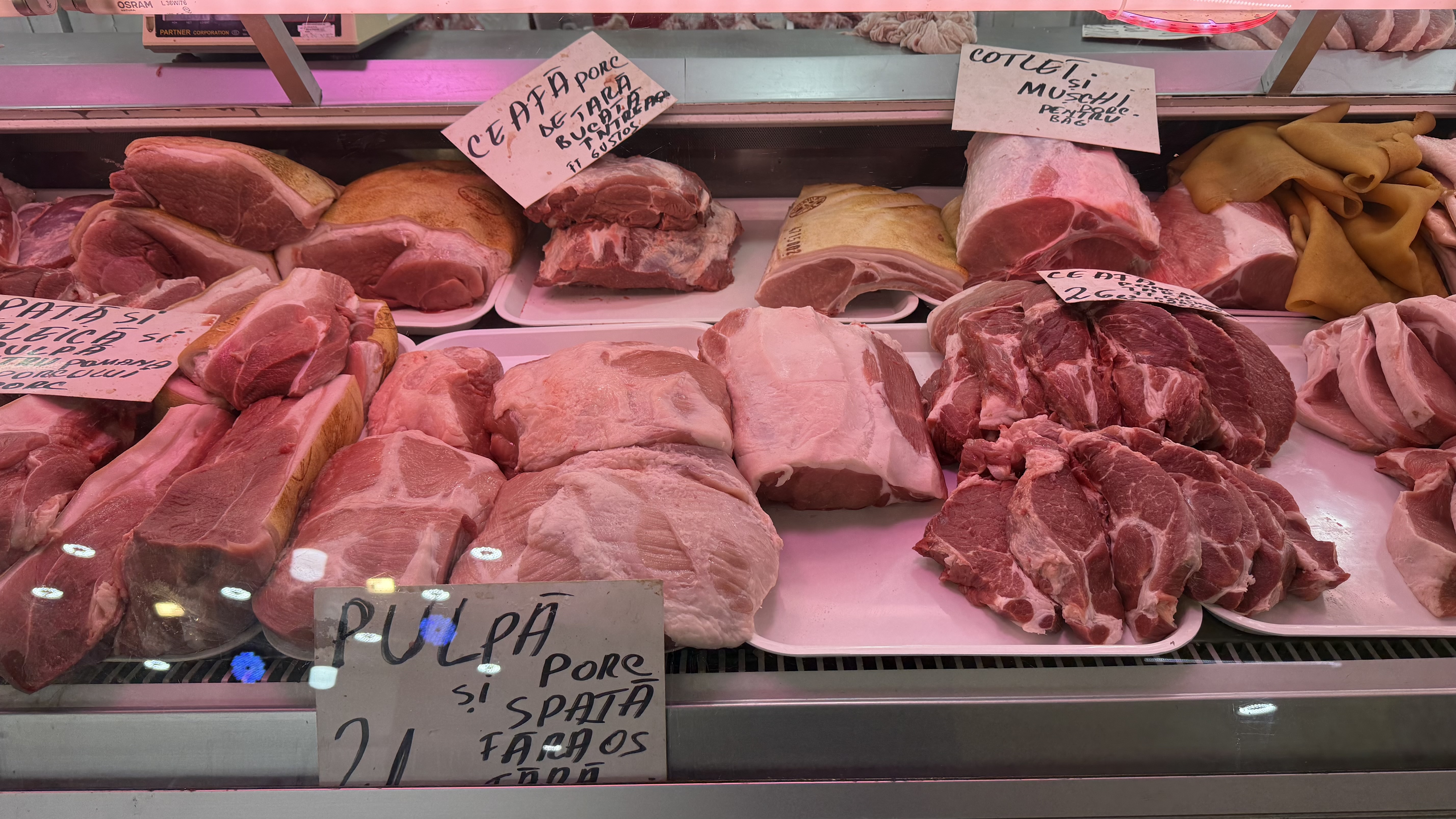 A început bătălia pentru carnea de porc. Reportaj în hala Obor: cât ne costă preparatele pentru sarmale și tobă?