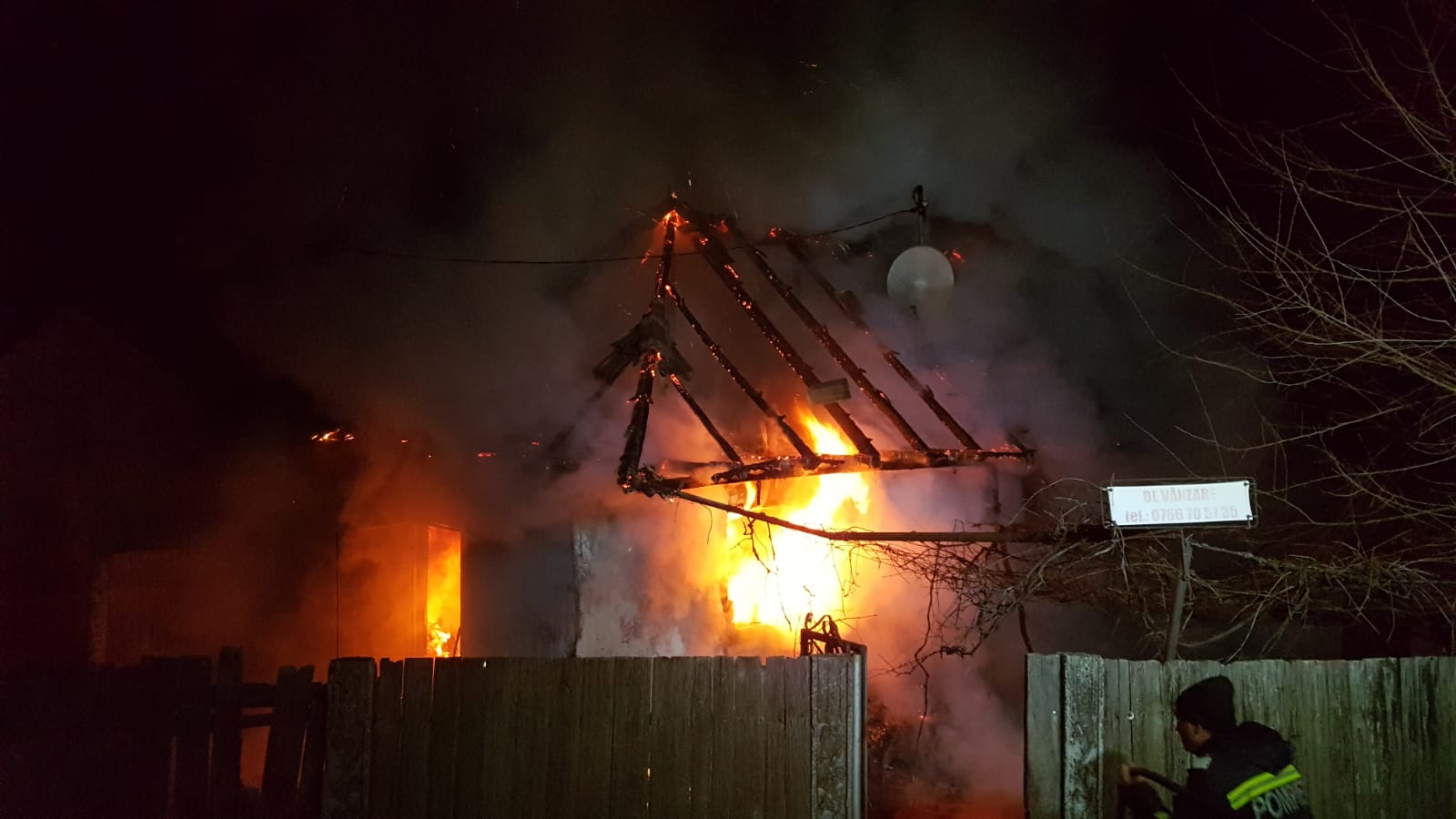 FOTO | O fetiță de 9 ani și mama acesteia, găsite moarte într-o locuință cuprinsă de flăcări în Bacău 