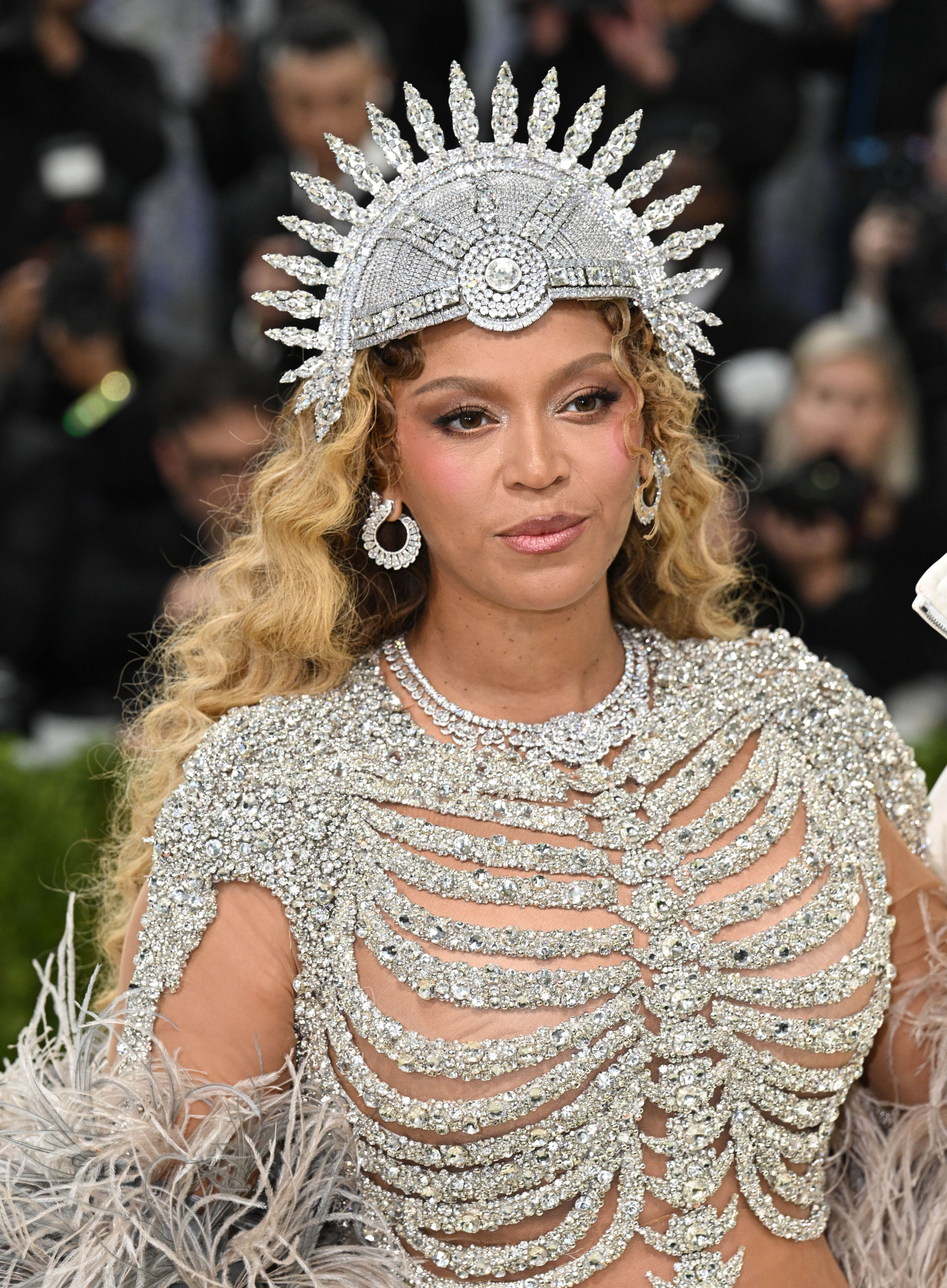 Vedete pe „covorul pietruit” la Met Gala 2026. De la rochii impresionante la alegeri controversate