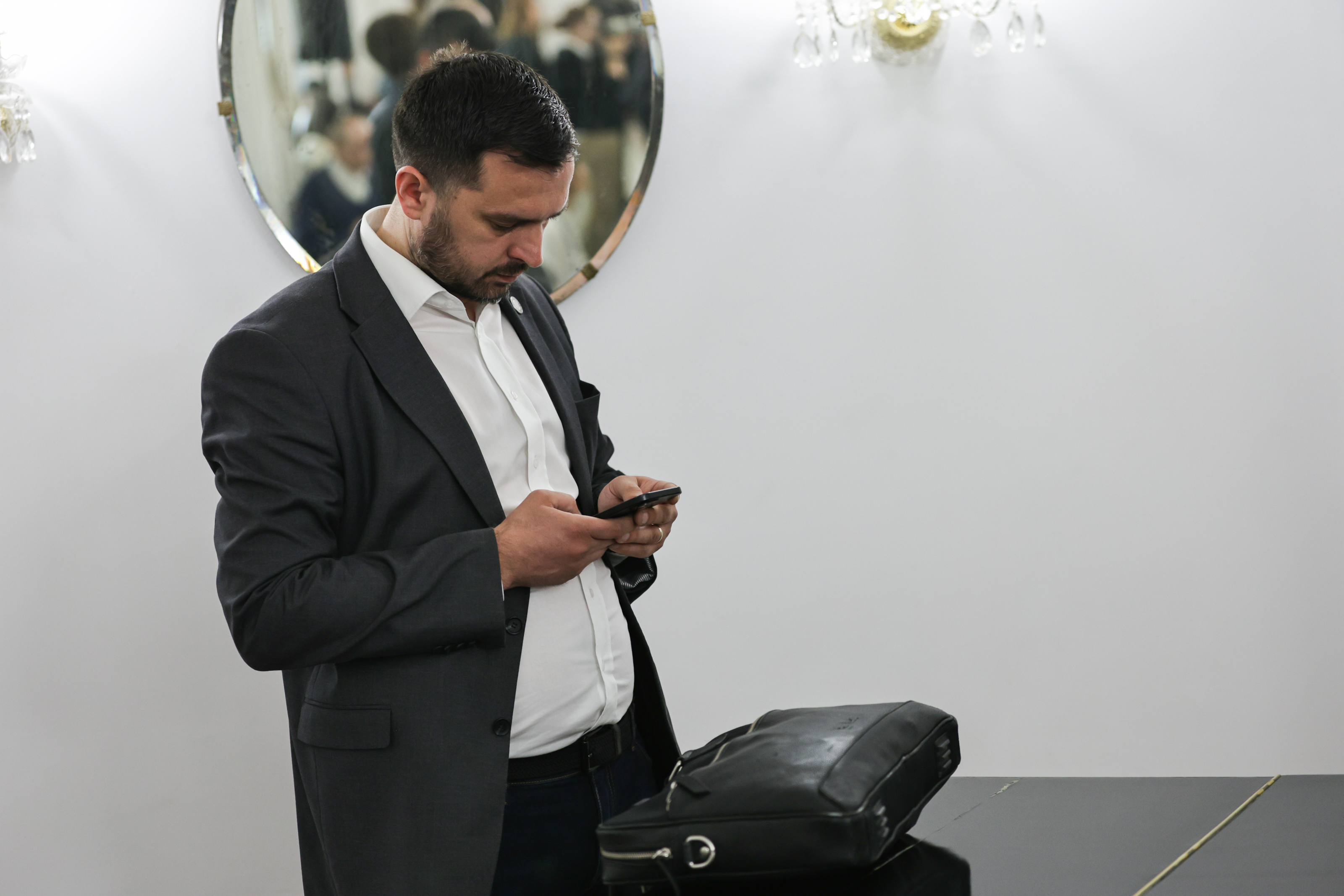 Cultul personalității la George Simion: de la „armata” care-l păzește de jurnaliști la autopromovarea insistentă a întâlnirilor cu lideri europeni REPORTAJ