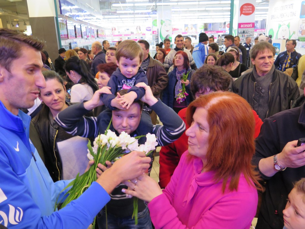 De Ziua Femeii, ”lupii” au oferit flori și bilete la meci doamnelor și domnișoarelor din Ploiești