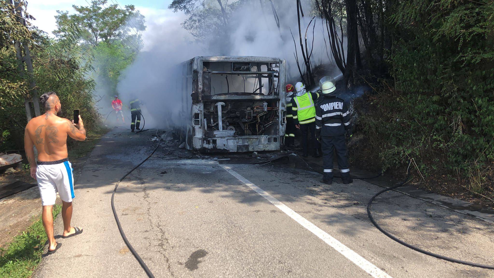 Un autobuz a luat foc în mers, în Bistrița. „Oamenii s-au salvat spărgând geamurile. Ușile se blocaseră”