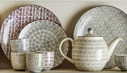 Nosztalgia a konyhában – vintage mintás teáskészlet és tányérok, amelyek a grandmacore stílus esszenciáját hozzák el az otthonodba