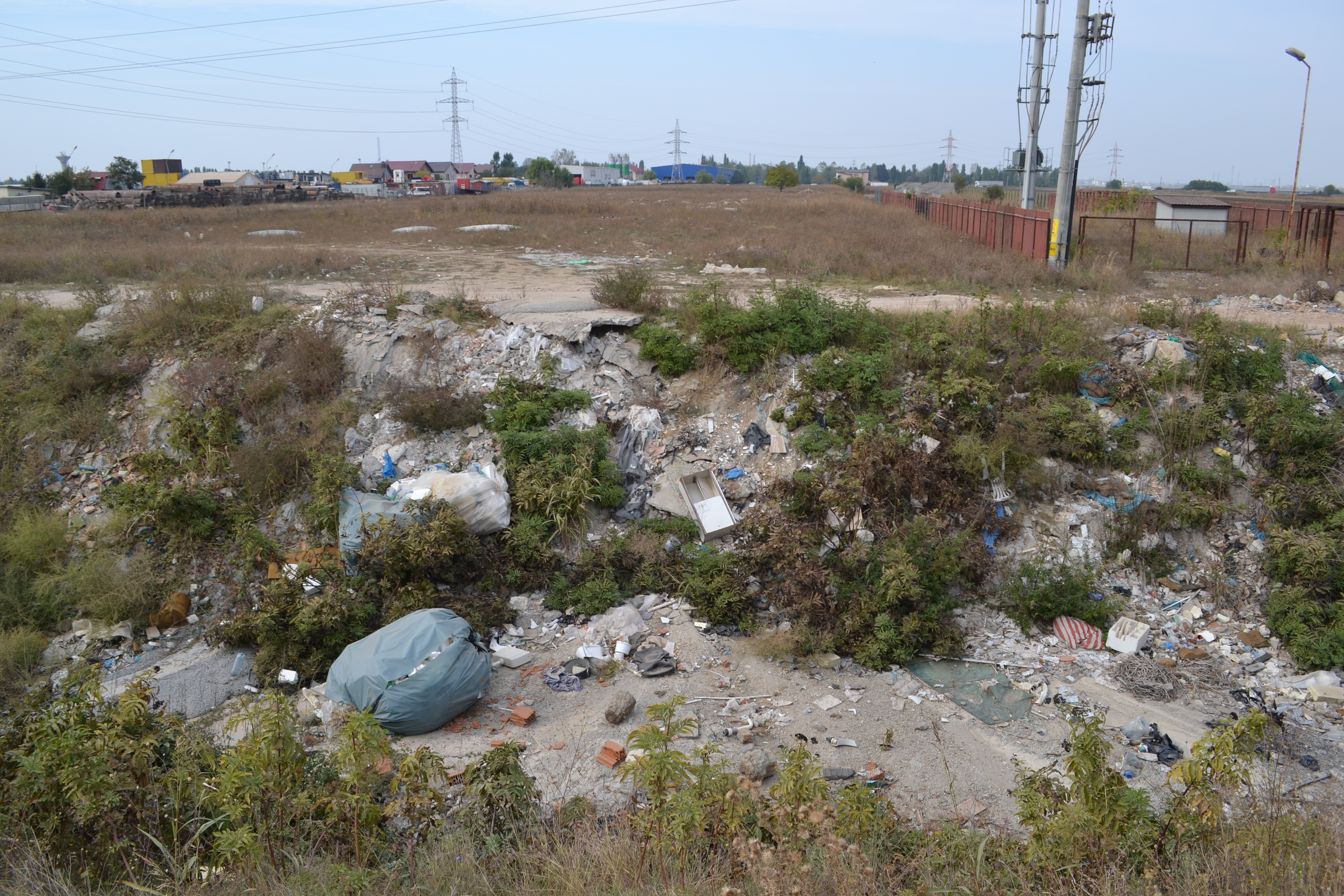 VIDEO | Canalul de irigații de lângă București e înfundat cu tone de gunoi. Autoritățile nu găsesc nici soluțiile, nici vinovații, dar vor să monteze camere de supraveghere!