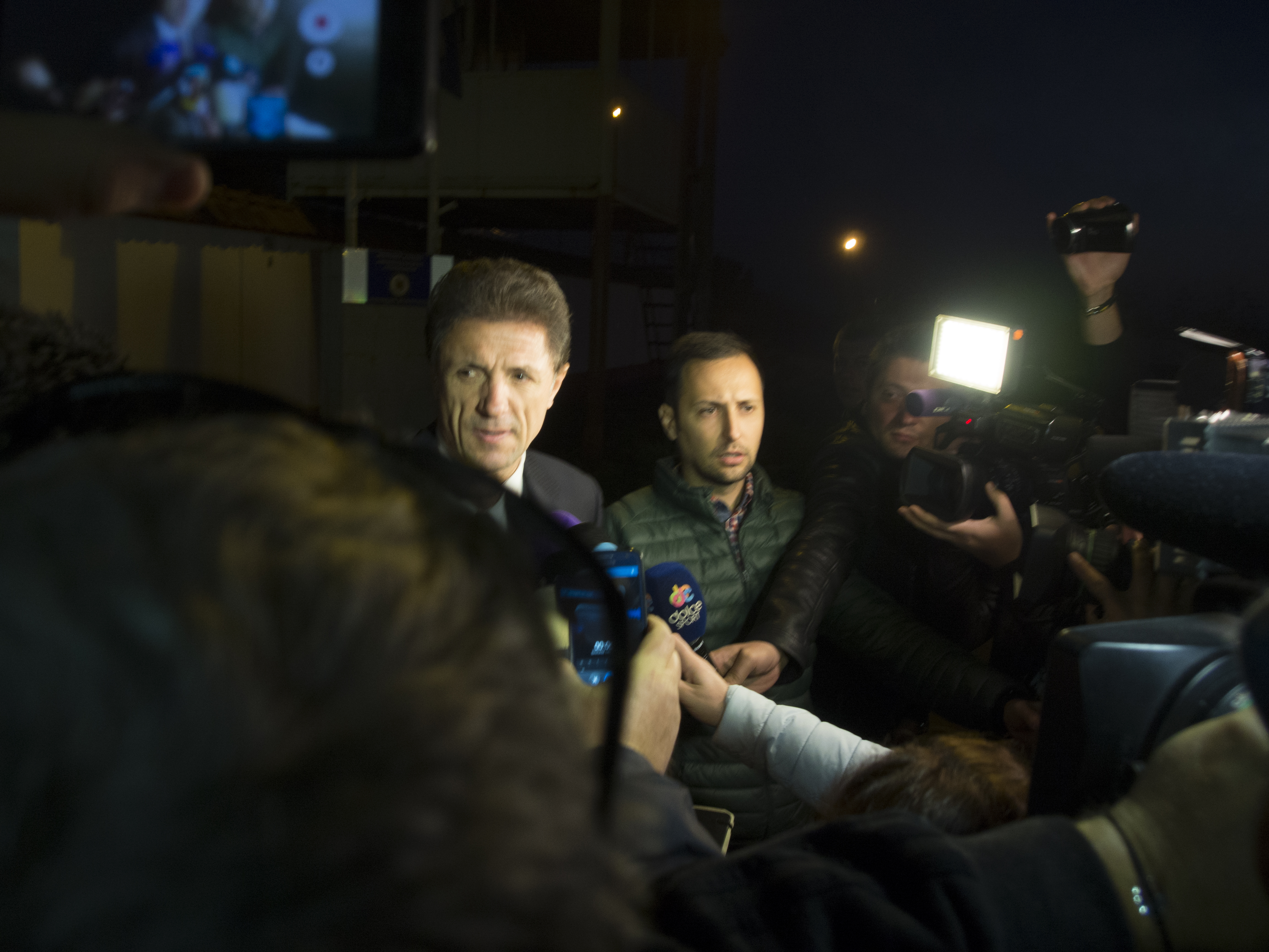 GICĂ POPESCU ESTE LIBER! Primele declarații ale fostului căpitan al naționalei: ”A fost cea mai grea perioadă din viața mea. Primul lucru pe care îl voi face, voi merge la mormântul tatălui meu!”. Judecătorii de la Tribunalul Ilfov au decis astăzi că fostul internațional merită să fie eliberat condiționat. “Baciul” a fost așteptat de soție și de cei doi copii, la ieșirea din Penitenciarul Jilava / GALERIE FOTO & VIDEO