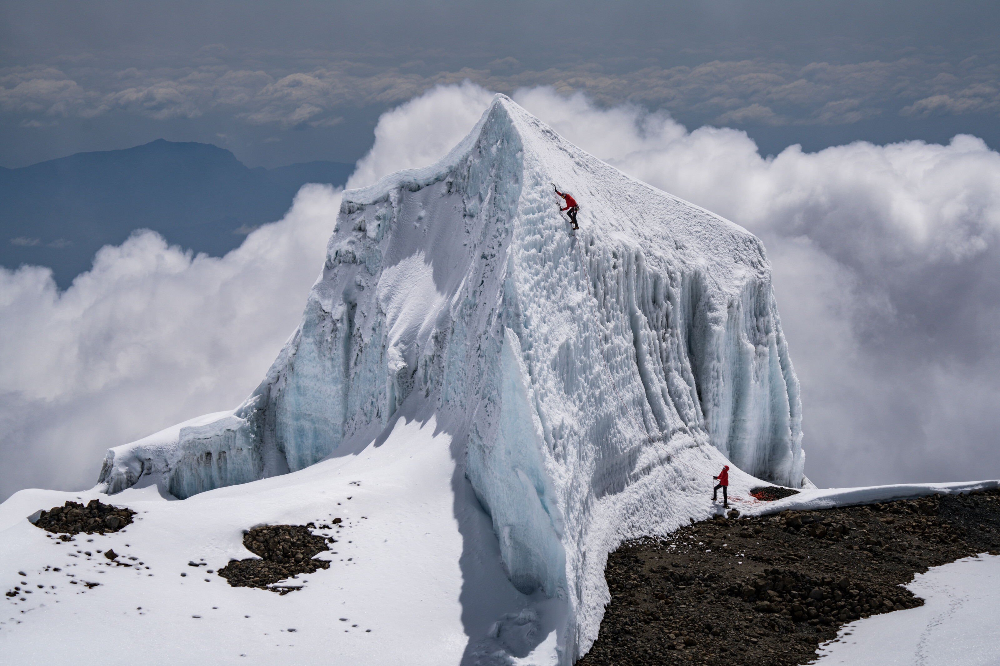 Alpinistul Will Gadd, ultimul om care urcă pe un celebru traseu montan, printre ghețarii care se topesc pe Kilimanjaro. Imagini spectaculoase