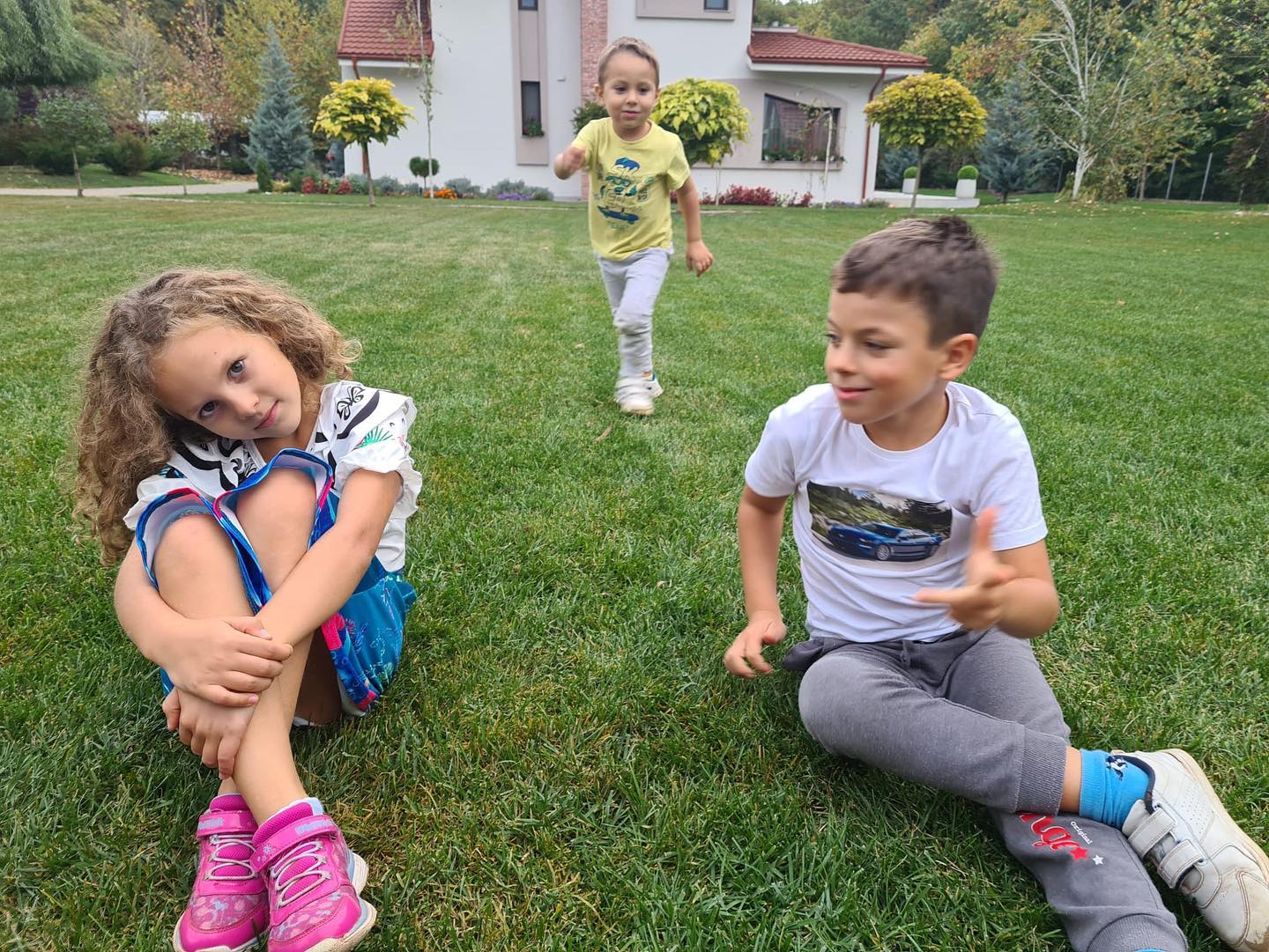 Imagini cu casa în care locuiește Mirela Vaida cu soțul și cei trei copii. Vila din Snagov a prezentatoarei e chiar lângă pădure