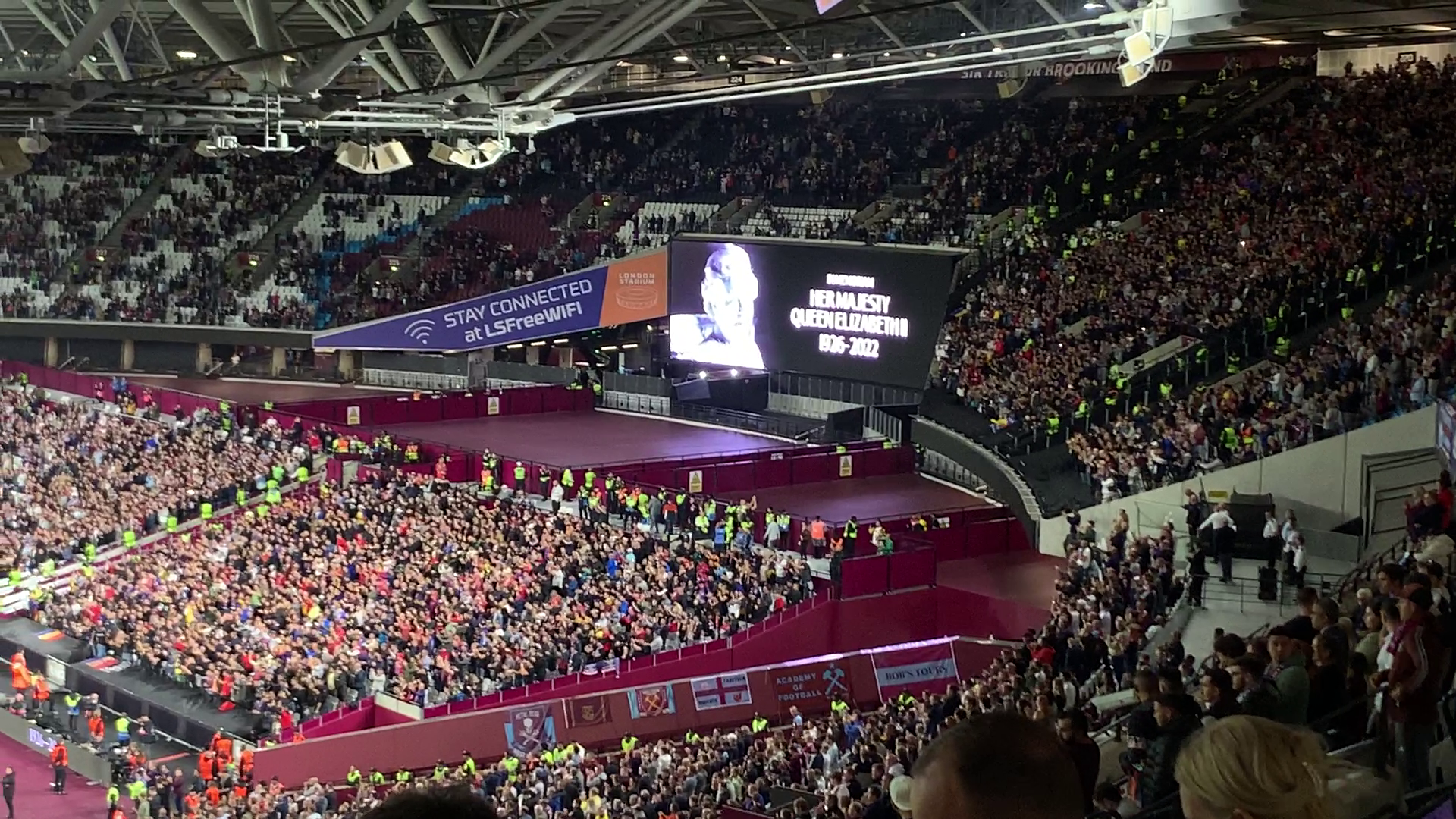 Moment de reculegere la meciul West Ham - FCSB. Pe toate ecranele din stadion sunt imagini cu regina Elisabeta a II-a