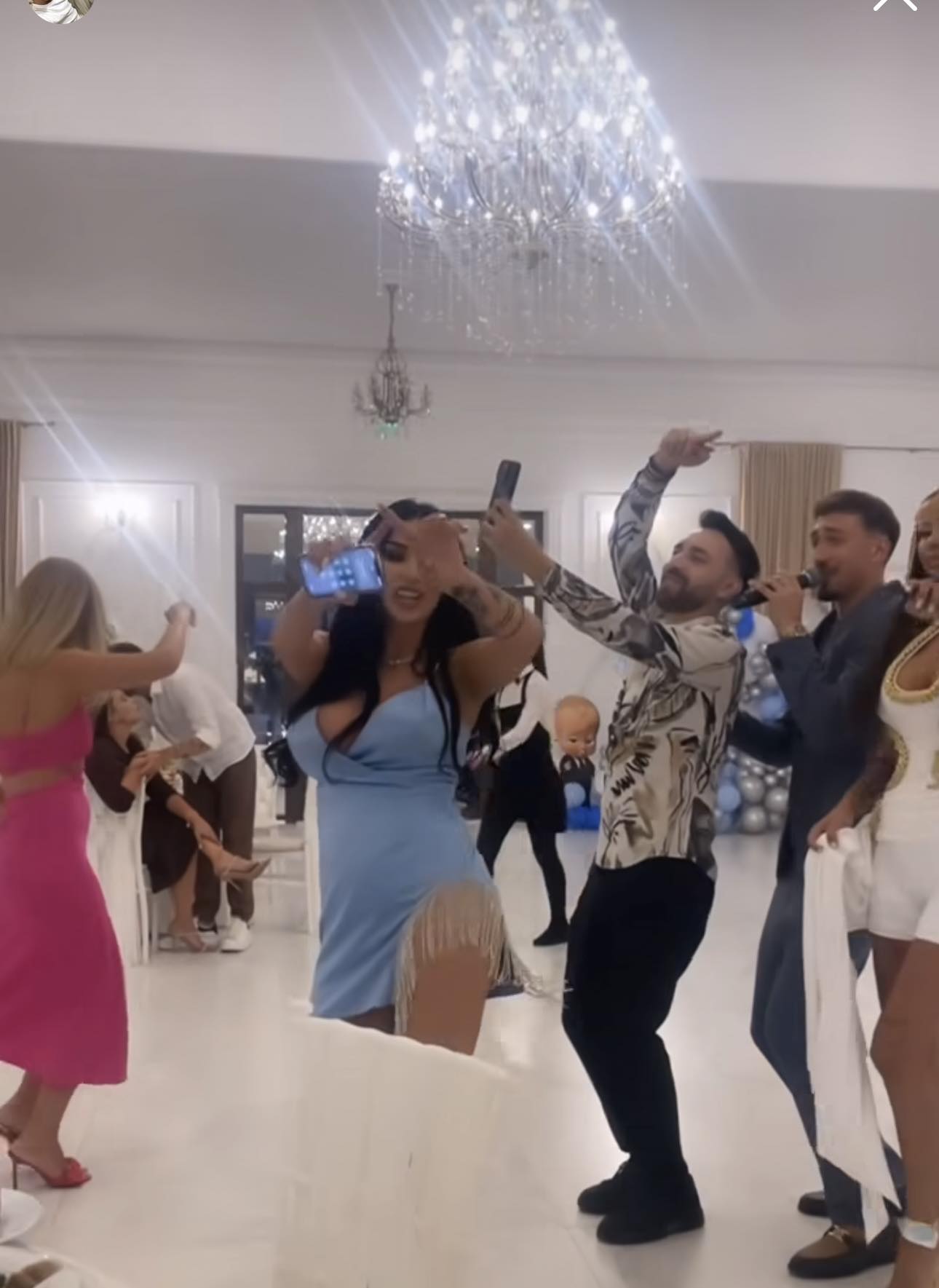 Daniela Crudu și-a botezat băiețelul. Ce rochie a îmbrăcat la eveniment și cum a apărut alături de tatăl copiilor ei