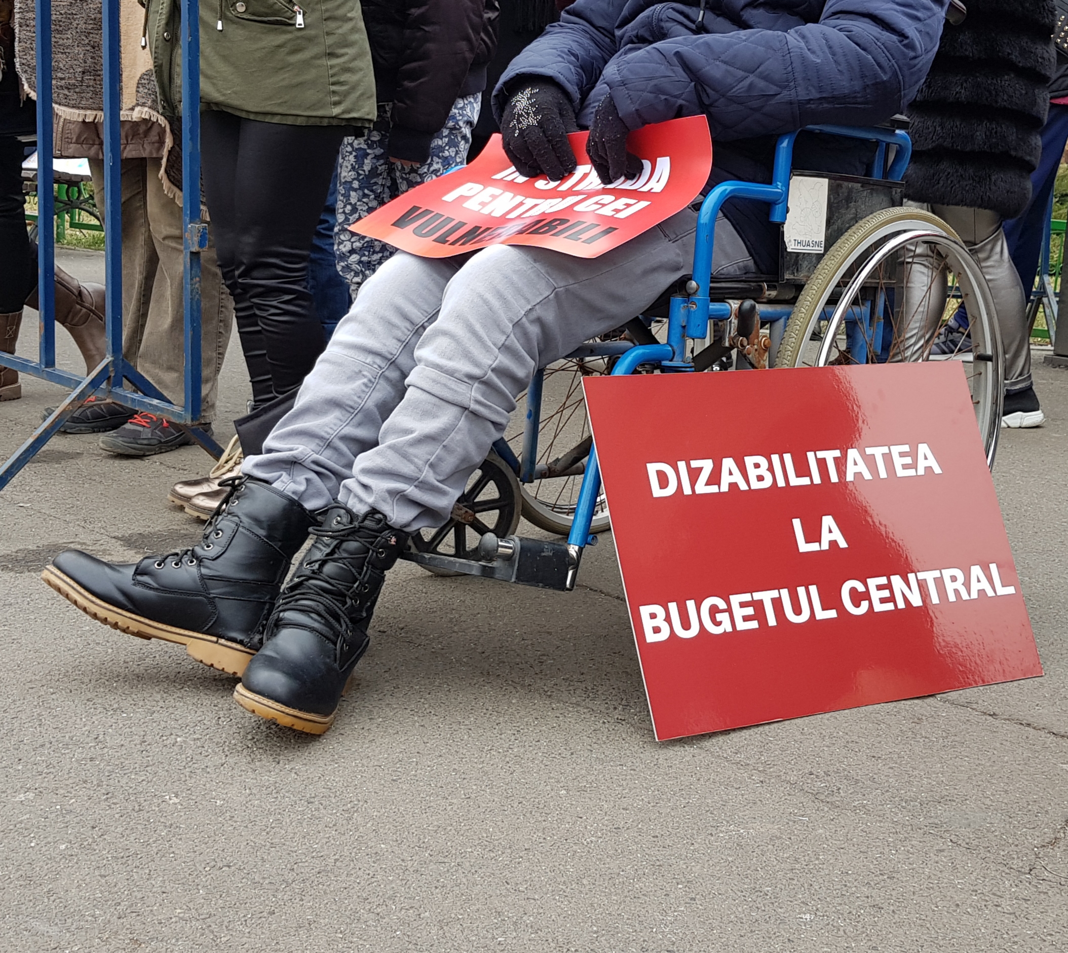 VIDEO/ Problemele persoanelor cu dizabilități, pasate de la guvern la primării. Mămica unui copil cu tetrapareză spastică: "Lupt pentru drepturile lui, ca om, iar politicienii șterg cu el pe jos!"