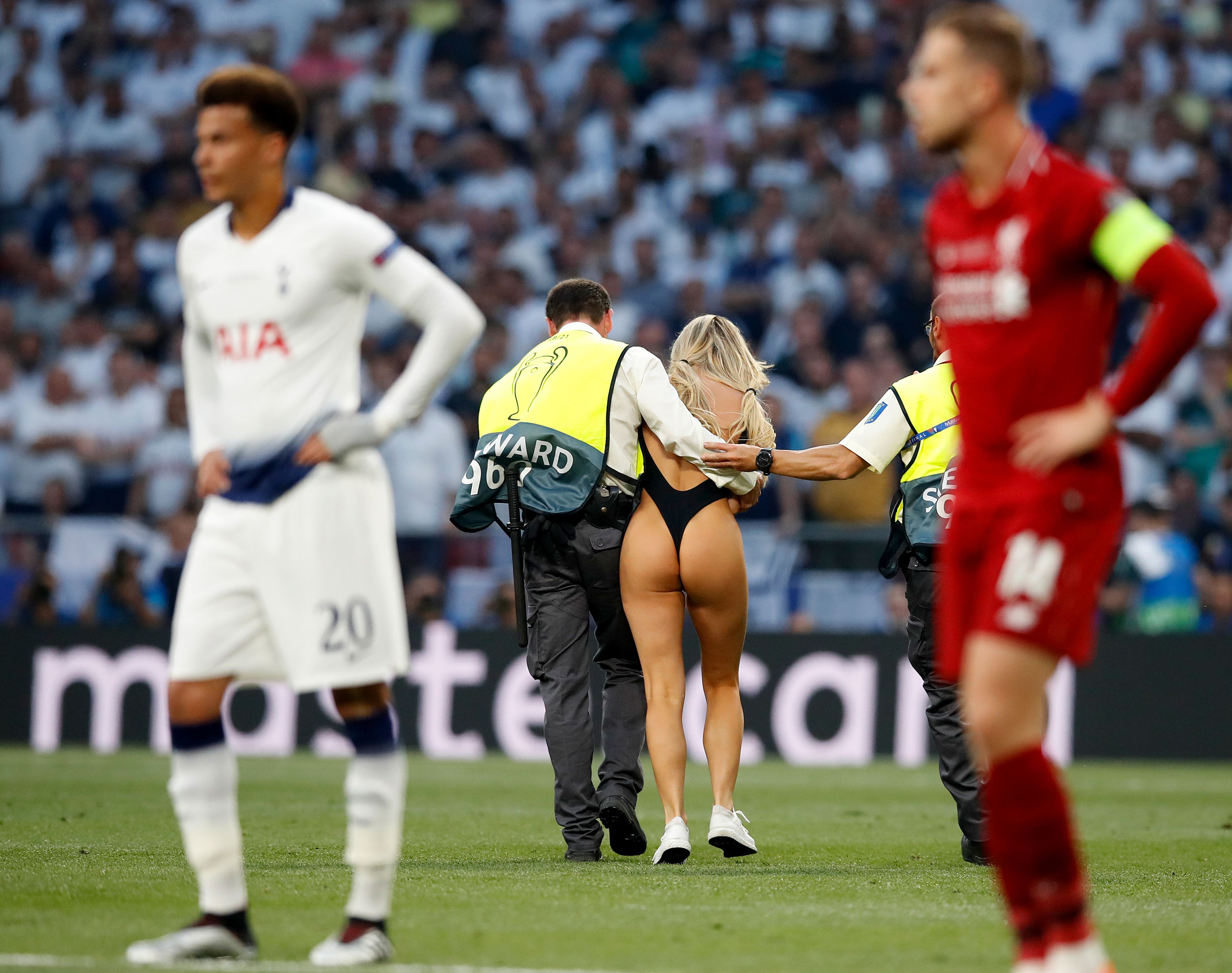FOTO&VIDEO/ Incident în timpul finalei Tottenham - Liverpool. O tânără a intrat pe teren în costum de baie! Ce mesaj avea scris pe ea