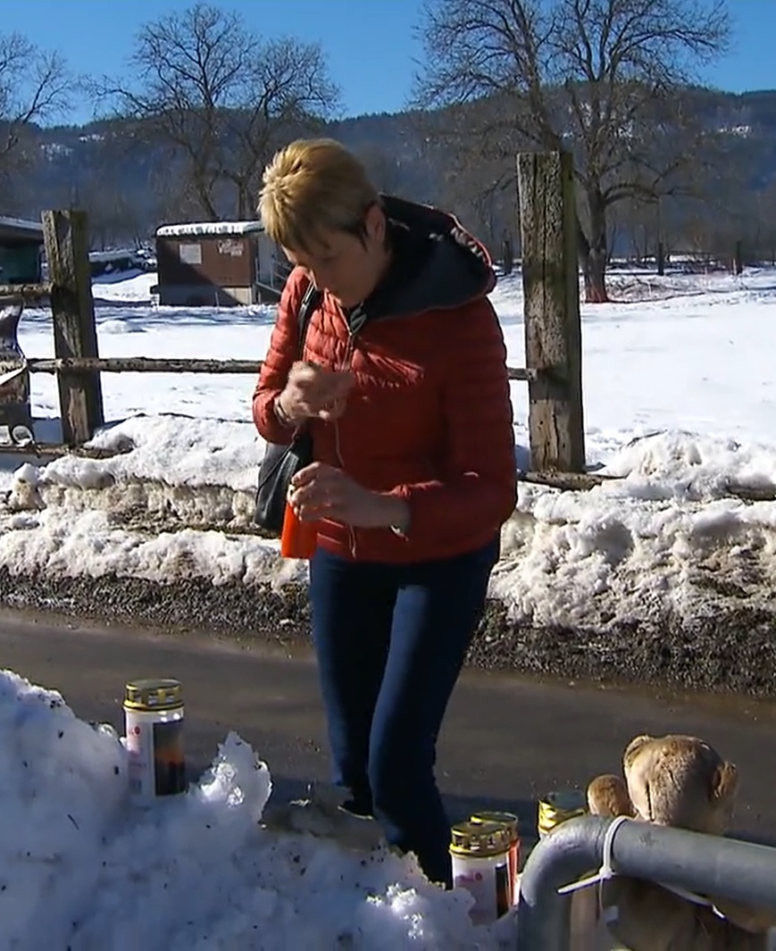 O româncă și fiul ei de cinci ani, uciși de fosta soție a tatălui copilului, tot o româncă, în Austria. Filmul dublei crime