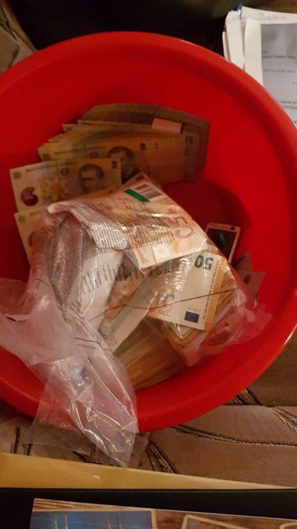 Cum funcționa rețeaua care elibera fraudulos permise auto la Suceava. Prețul unui permis: până la 6.000 de euro. Imagini cu mita găsită de procurorii DNA
