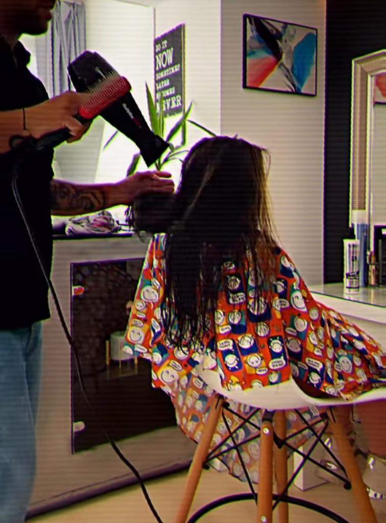 Bianca Drăgușanu a mers împreună cu fiica ei la salonul de înfrumusețare. Sofia, în vârstă de 6 ani, și-a făcut șuvițe blonde