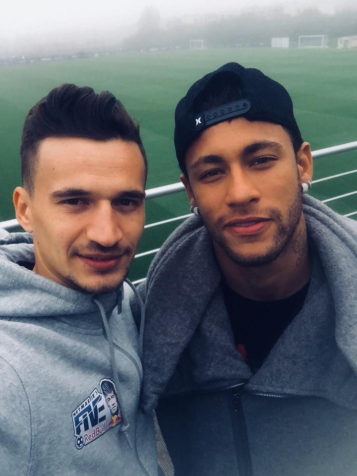 Neymar a primit cadou steagul României și un clop de oșan de la campionii mondiali la fotbal 5 la 5 / GALERIE FOTO&VIDEO