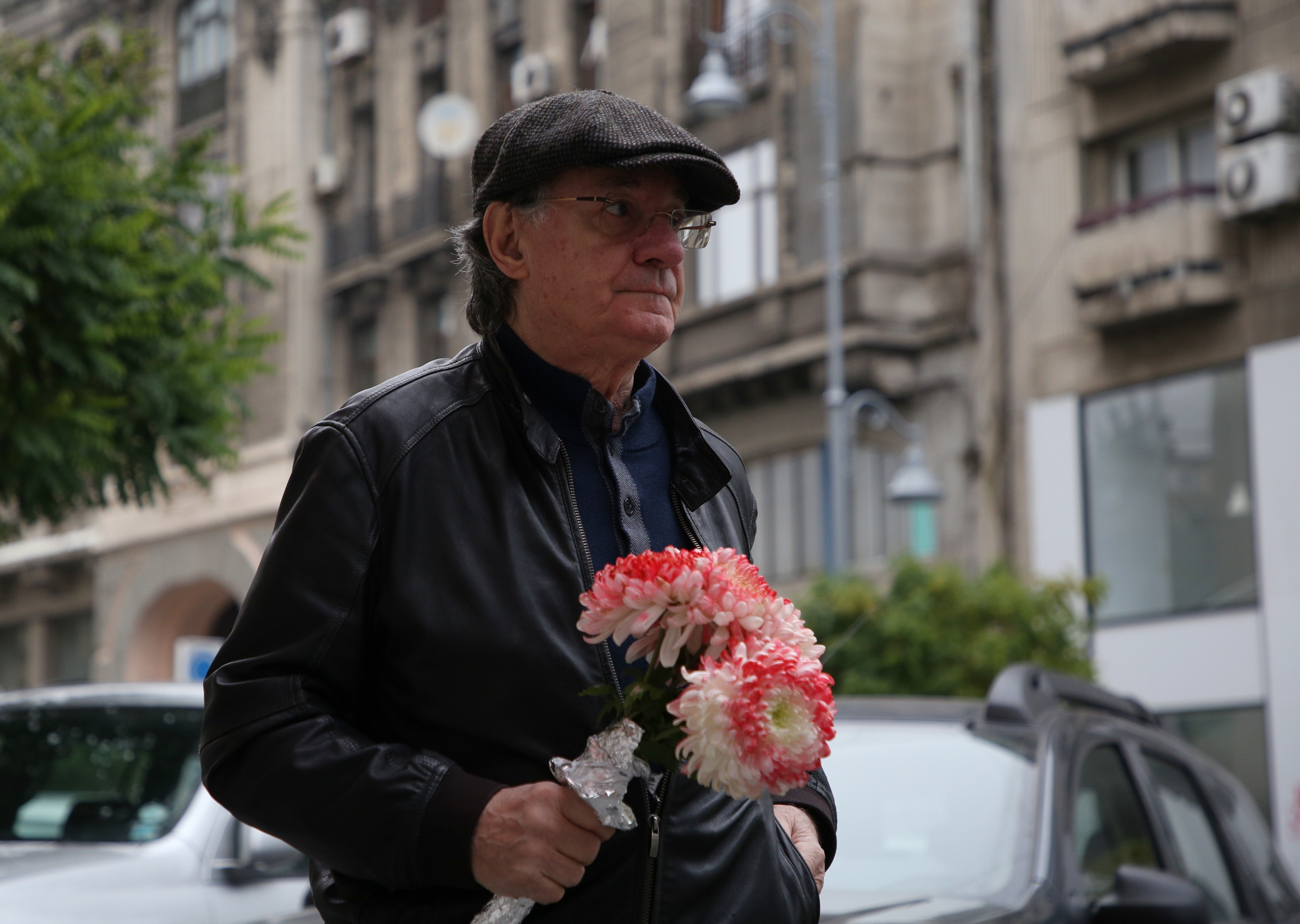 FOTO EXCLUSIV | Pelerinaj de vedete la priveghiul Stelei Popescu. Toți marii artiști au venit să-i aducă un ultim omagiu doamnei teatrului de revistă din România