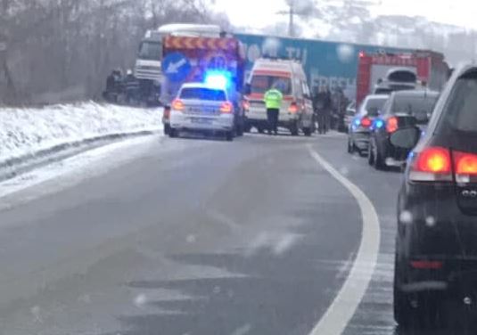UPDATE / Traficul auto și feroviar între Huedin și Oradea au fost reluate, după accidentul rutier din zonă