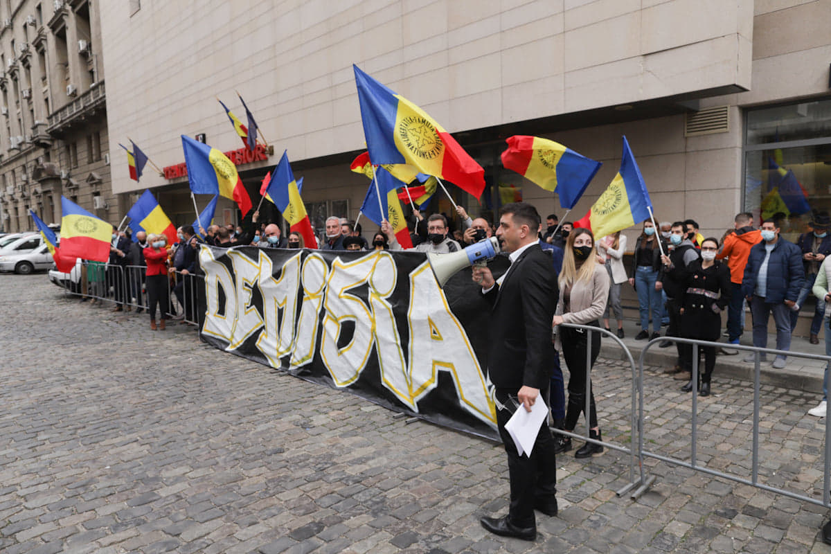 Protest AUR în fața Ministerului Sănătăţii. Manifestanții cer demisia lui Vlad Voiculescu
