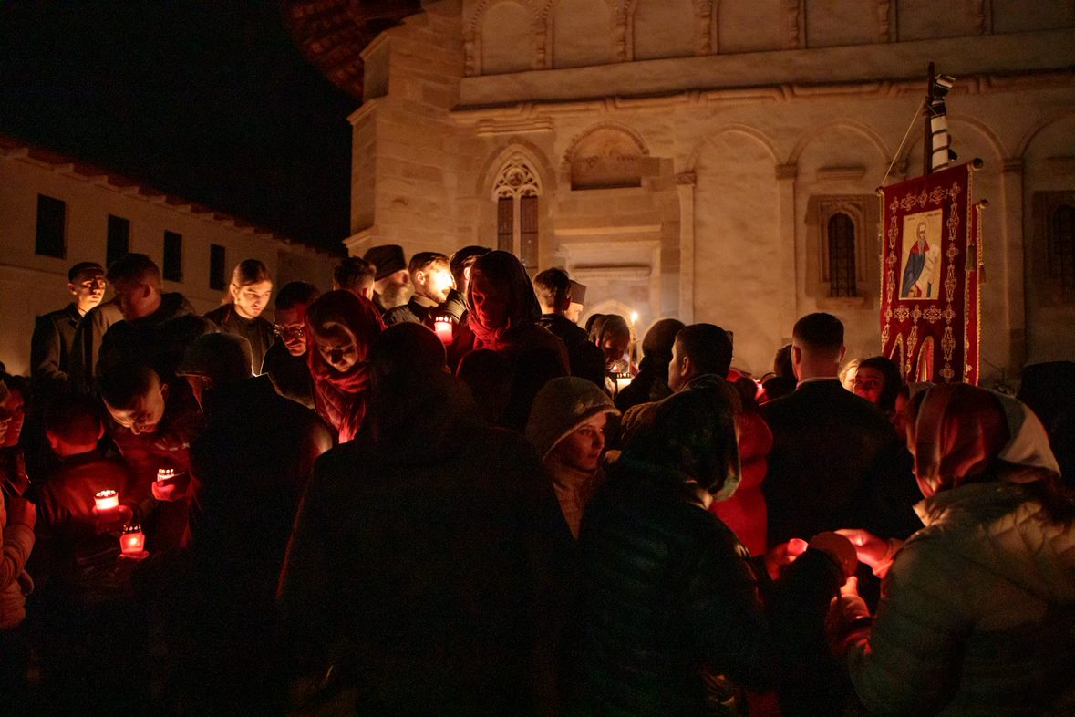 FOTOREPORTAJ. Învierea la Mănăstirea Putna, locul în care mai mulți refugiați ucraineni și-au găsit adăpost în calea războiului