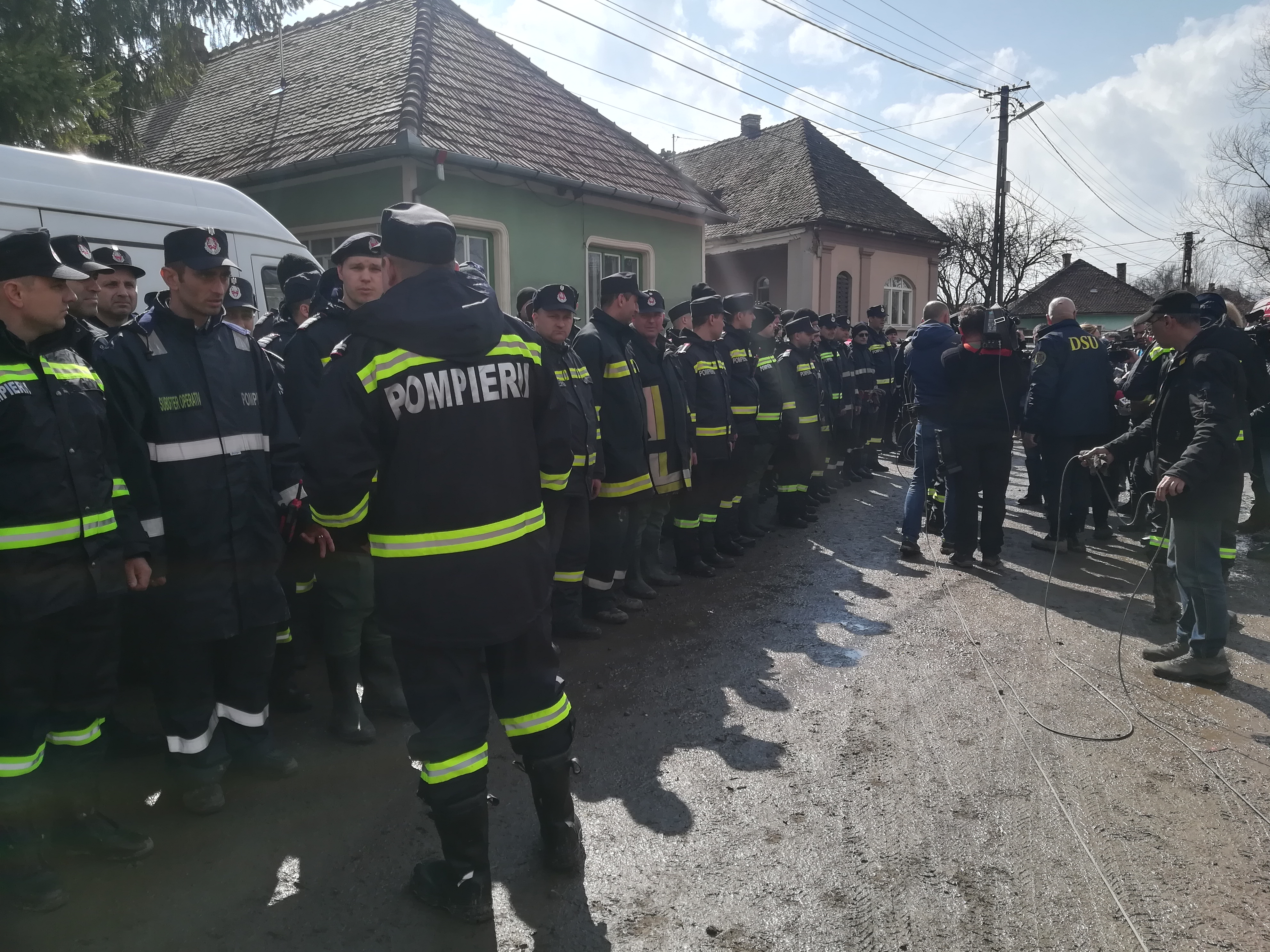REPORTAJ: Ziua Maghiarilor, cu ghetele-n noroi, la Căpeni: "N-am mai ajuns să punem flori la monument. E înghiţit de apă“/FOTO