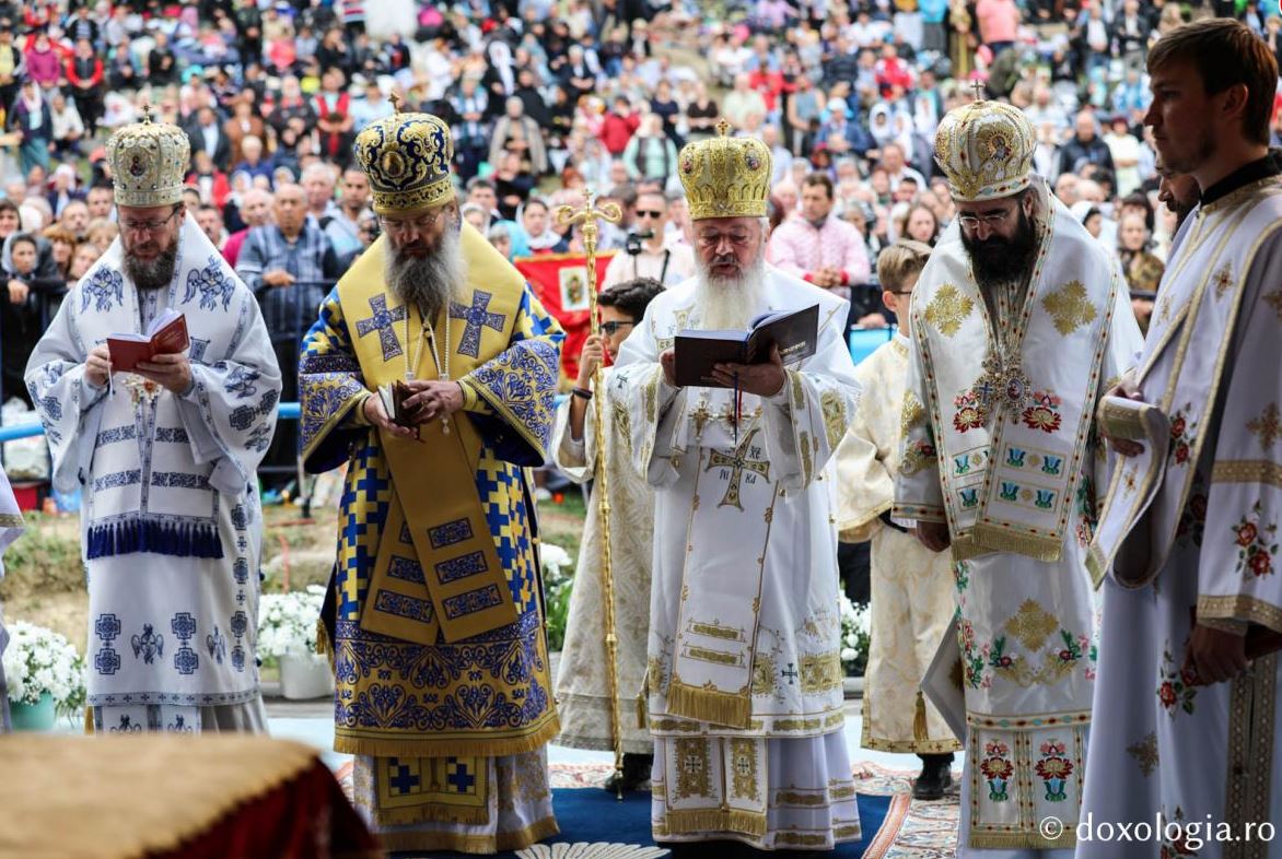 Zeci de mii de oameni, la slujba de Sfânta Maria la Mânăstirea Nicula. Se roagă la icoana Fecioarei Maria, considerată făcătoare de minuni