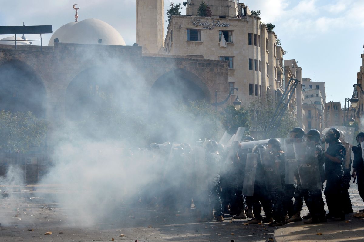 Proteste violente în Beirut | Manifestanții au ocupat mai multe ministere. Peste 200 de persoane au fost rănite, iar un polițist a fost ucis