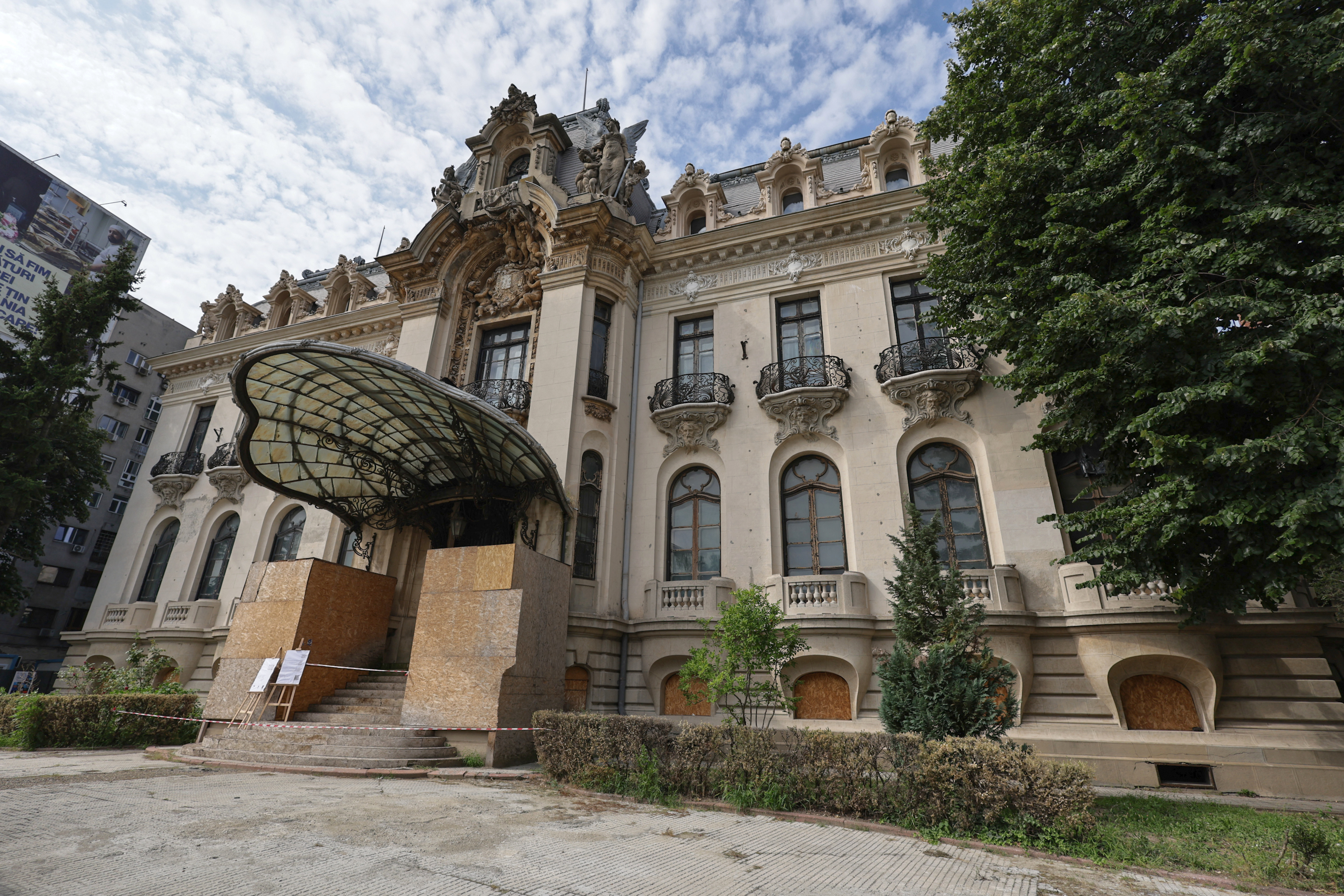 O bijuterie a Bucureștiului se luptă cu timpul, în timp ce restaurarea bate pasul pe loc