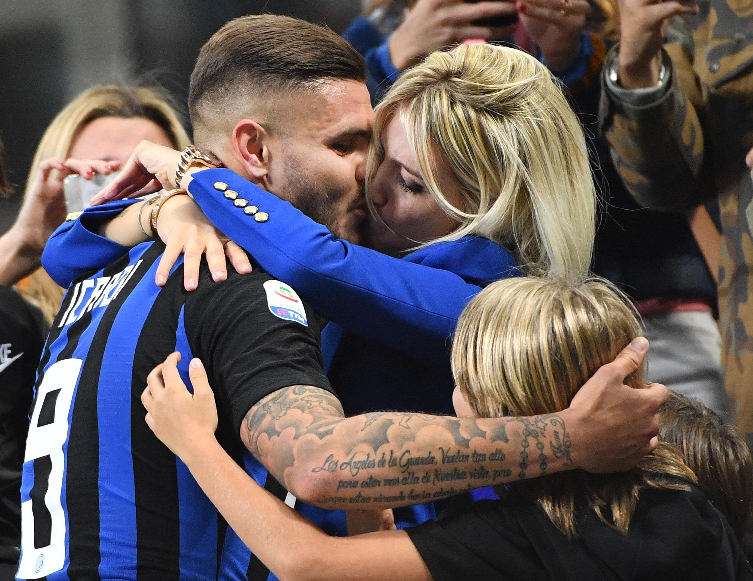 Un student român îi face ghetele lui Mauro Icardi, starul argentinian de la Inter Milano! Octavian Graure îi desenează și îi personalizează adidașii atacantului. Antonia, printre clienții săi