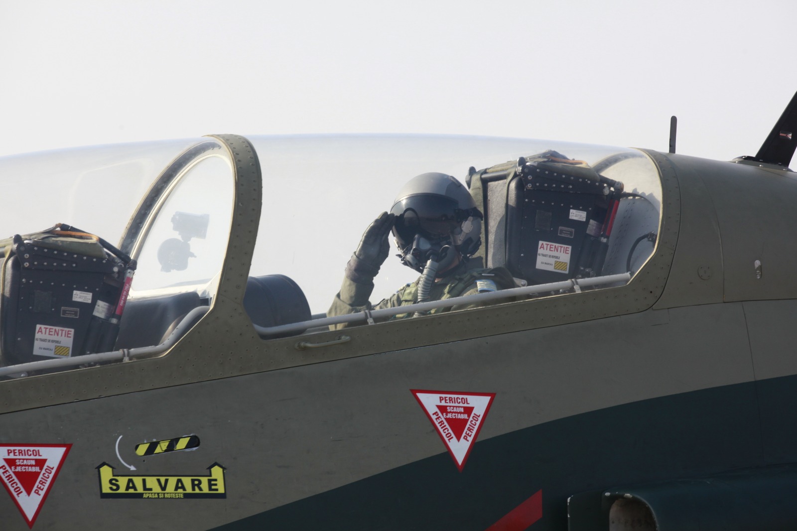 GALERIE FOTO/ Ea este prima femeie din România care a ajuns instructor pe un avion cu reacție. Oana Ardelean a decis să devină pilot încă din clasa a VII-a