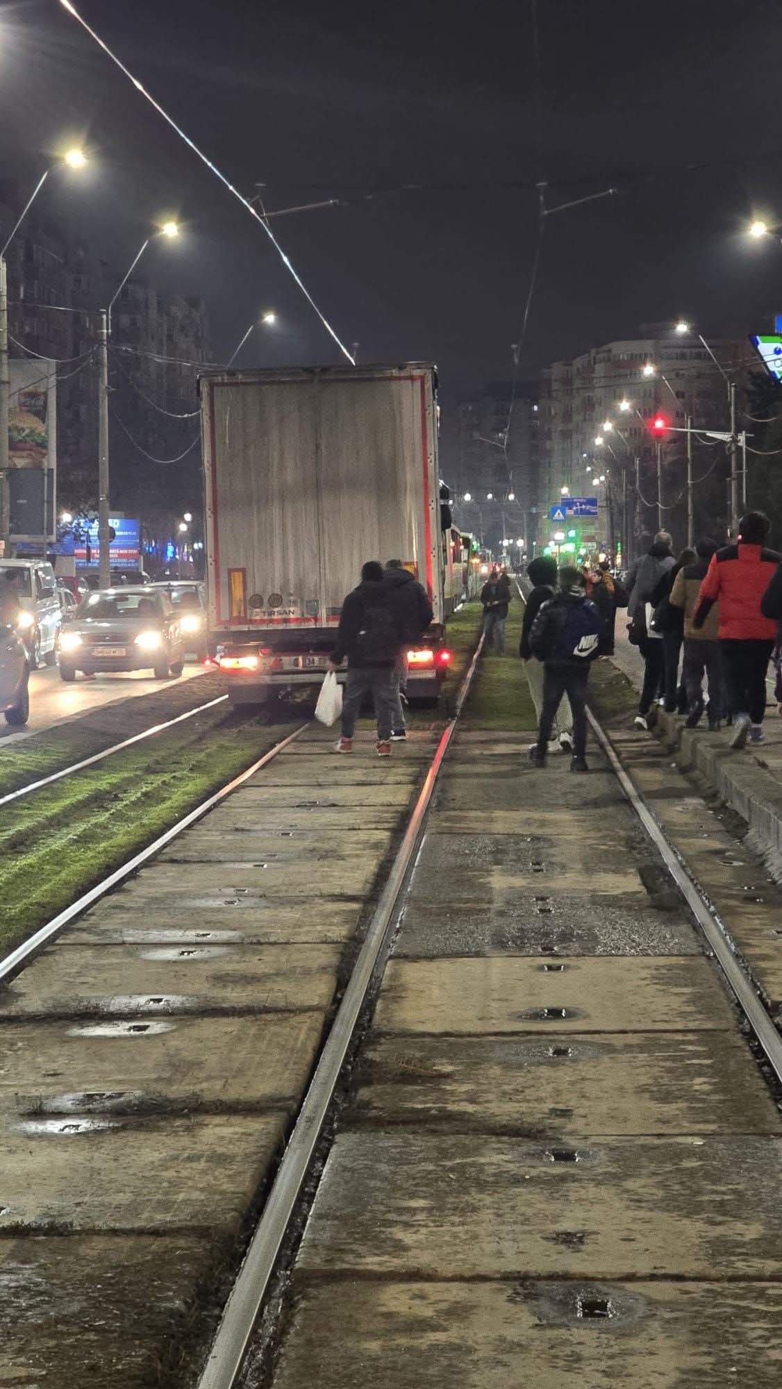 Un șofer de TIR din Turcia a blocat mai multe linii de tramvai din București, din cauza GPS-ului