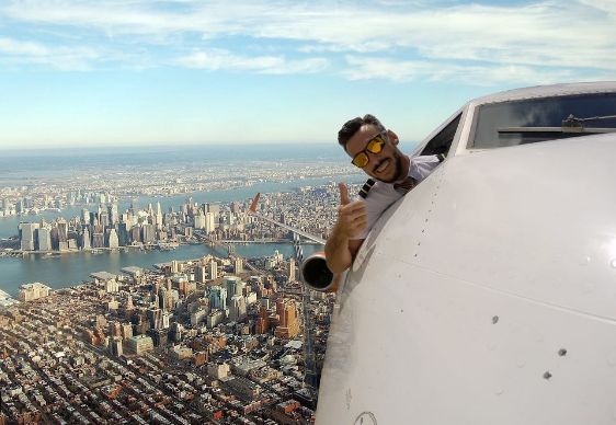 FOTO | Nu-i vecina cea frumoasă scoate capul pe ferastră, e pilotul de Dubai cu un selfie controversat. Gestul care a atins noi culmi de inconștiență