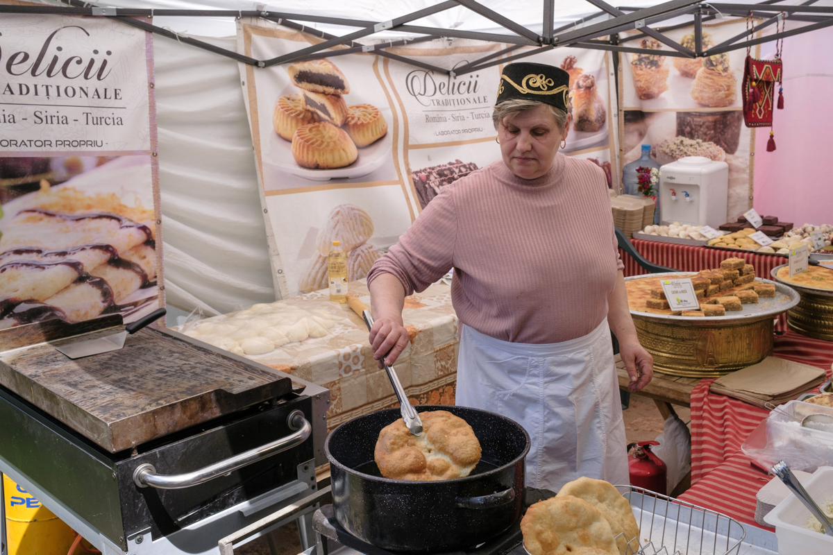Muzeul Țăranului Român, în sărbătoare. Târg special cu gulaș de vițel la ceaun, crap și scrumbie de Dunăre, dar și obiecte vechi şi autentice