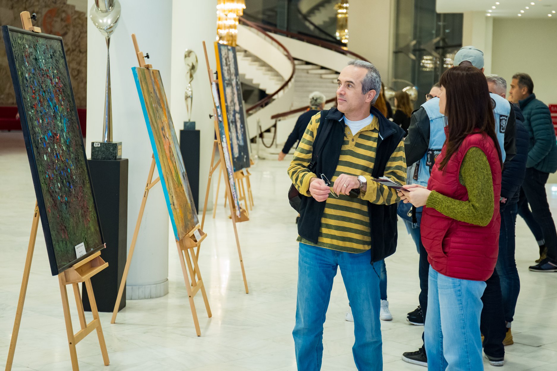Direcția 5 vinde artă la pachet. Marian Ionescu a combinat concertele cu expoziții de pictură