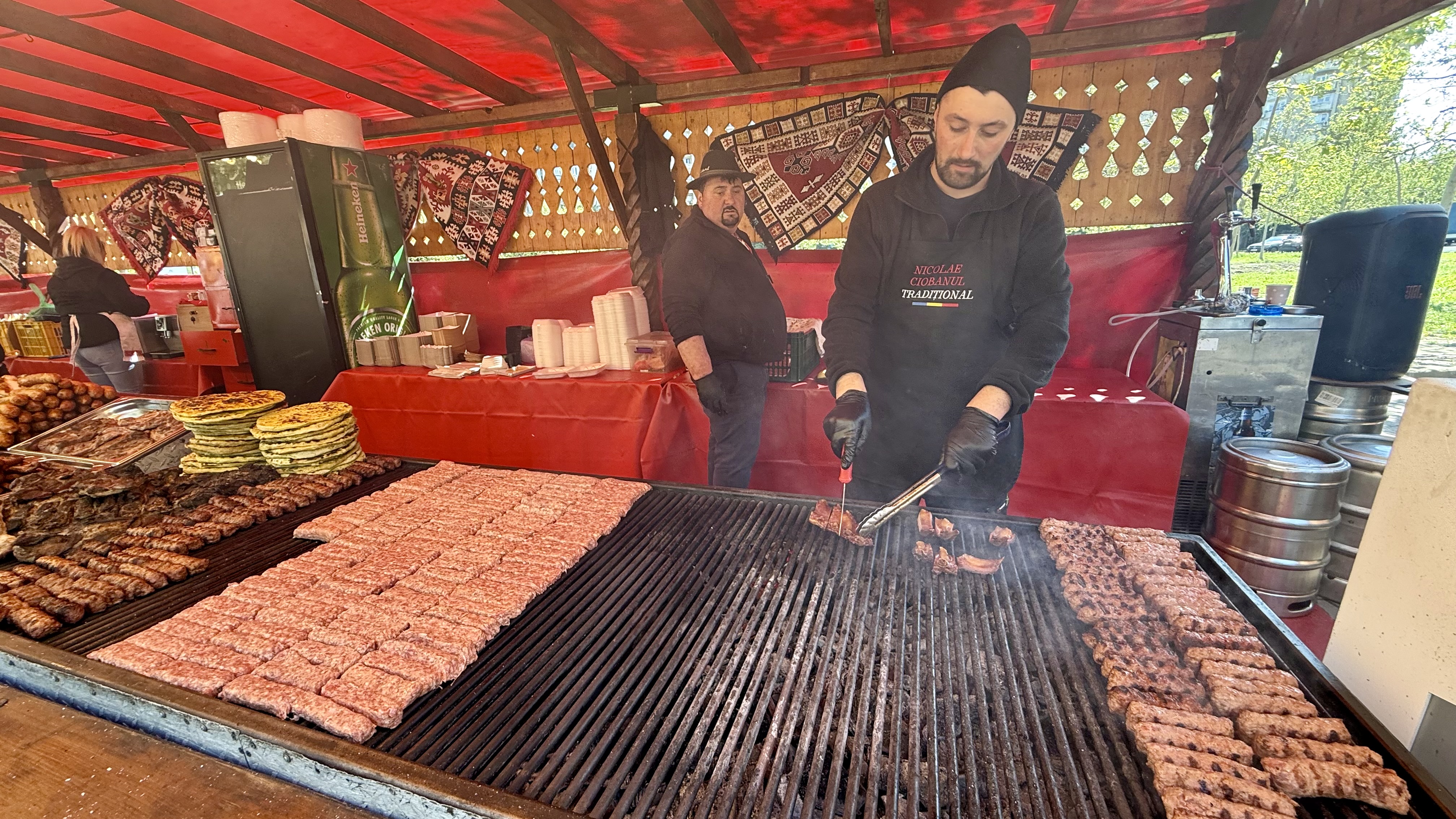 Cozi la mici de 1 Mai. Cum s-a transformat rondul din Piața Alba Iulia într-un uriaș grătar în aer liber