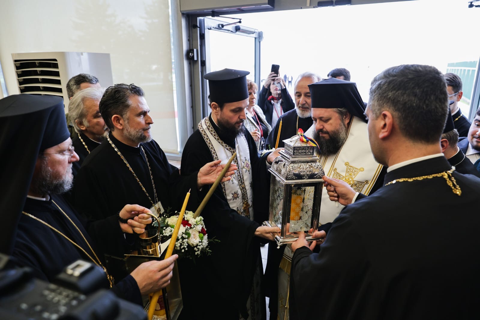 „Hristos a Înviat!” a răsunat sâmbătă la miezul nopții în întreaga Românie. „Un dar al iubirii lui Dumnezeu pentru noi toți”