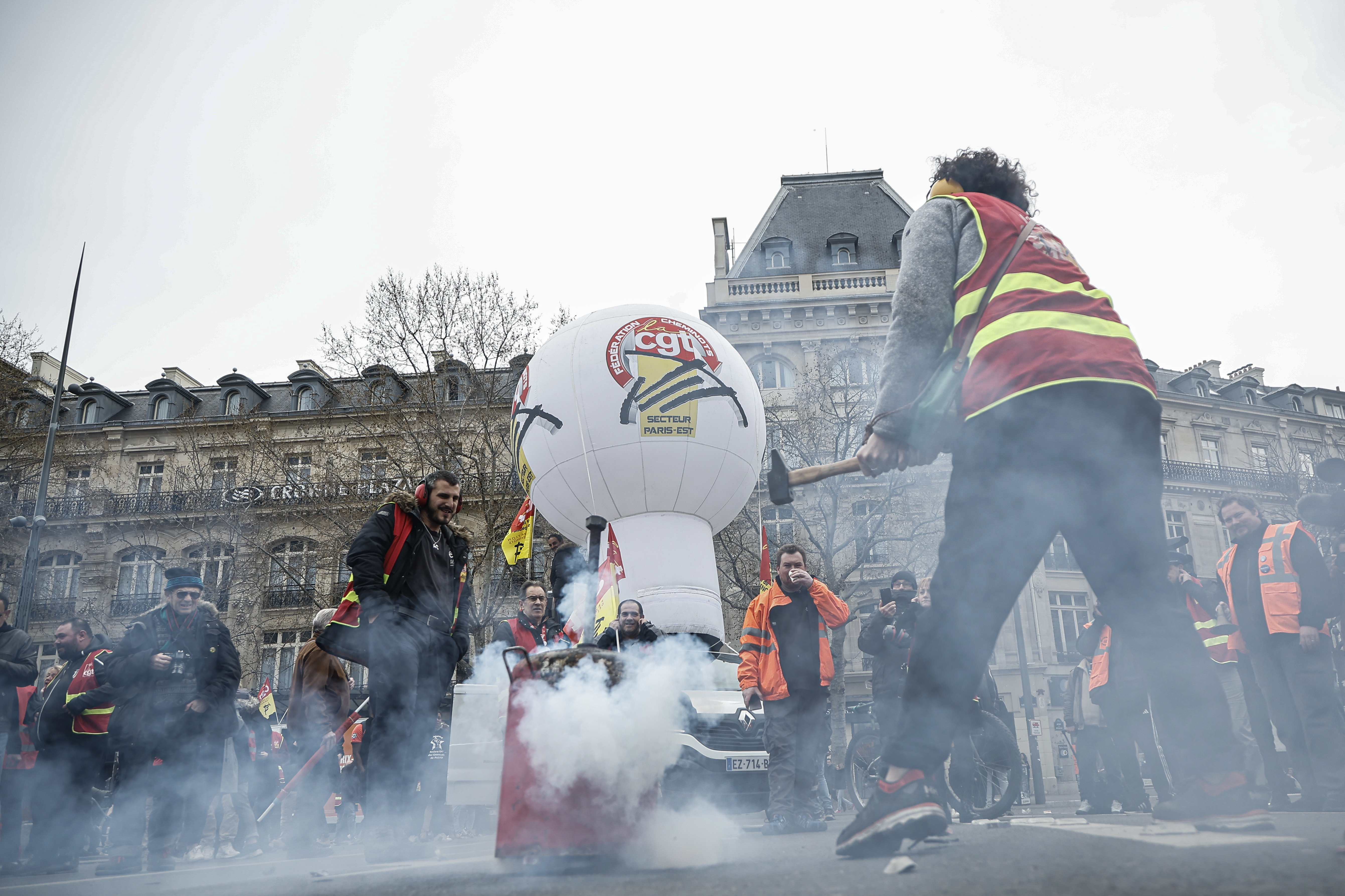 Imobile vandalizate și ciocniri violente cu poliția, în Franța, în timpul noilor proteste față de reforma pensiilor. 37 de persoane, arestate