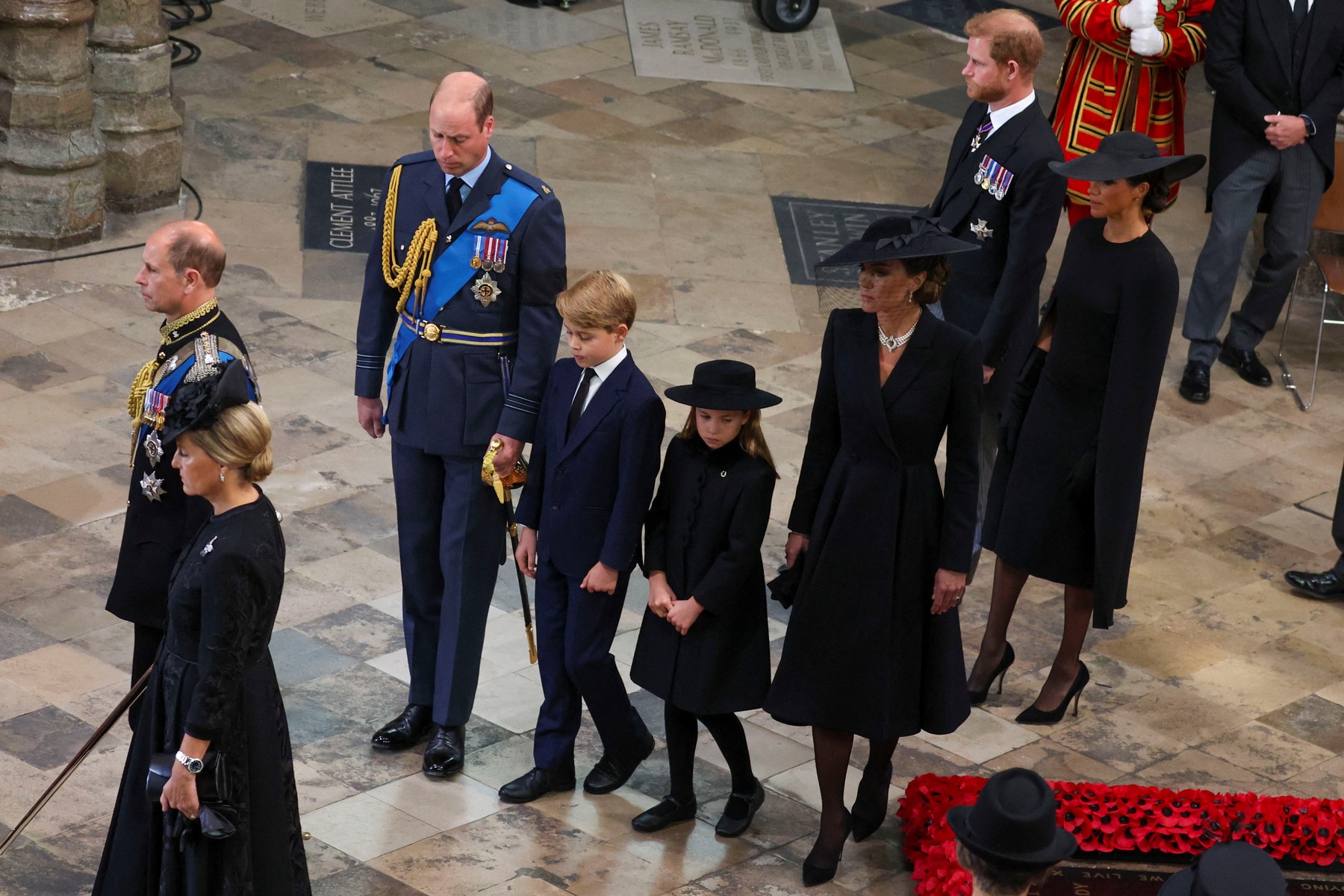 Prințul George și Prințesa Charlotte participă la slujba de înmormântare a reginei Elisabeta a II-a
