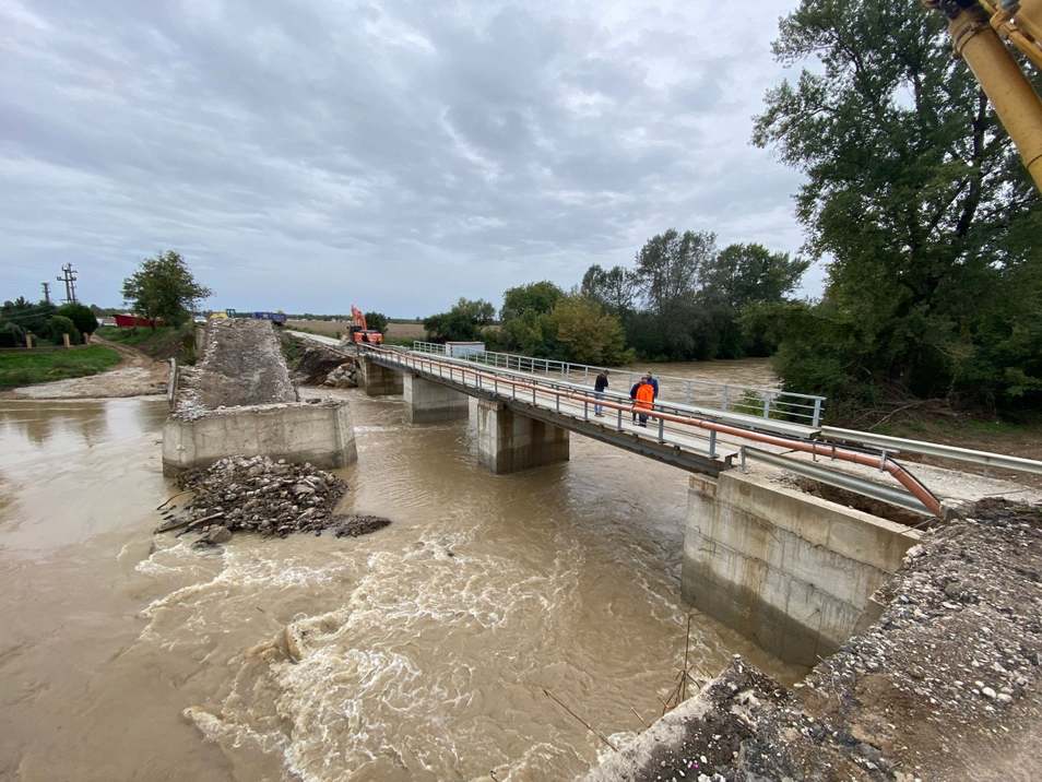 Un pod din Bihor s-a fisurat din cauza ploilor, la o săptămână de la inaugurare. Traficul a fost deviat