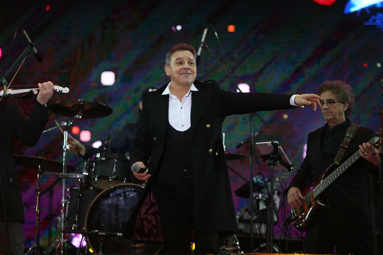 Revelion 2020 pe ritm de disco, în Piața Constituției din București. Cum s-au distrat bucureștenii la cumpăna dintre ani