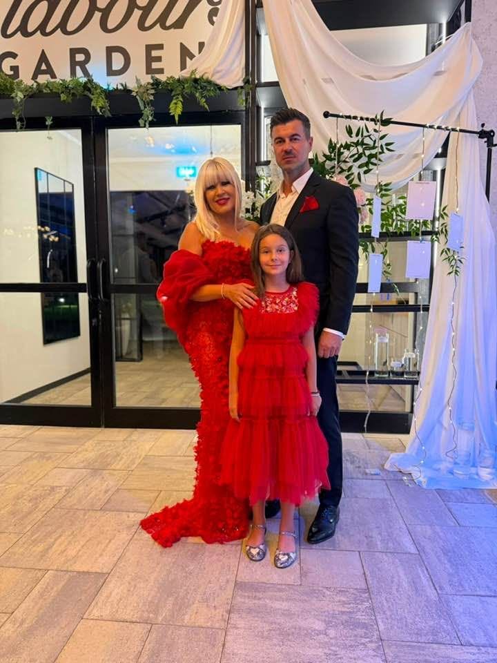 Elena Udrea, apariție spectaculoasă în rolul de nașă. Imagini cu rochia roșie cu trenă aleasă pentru marele eveniment