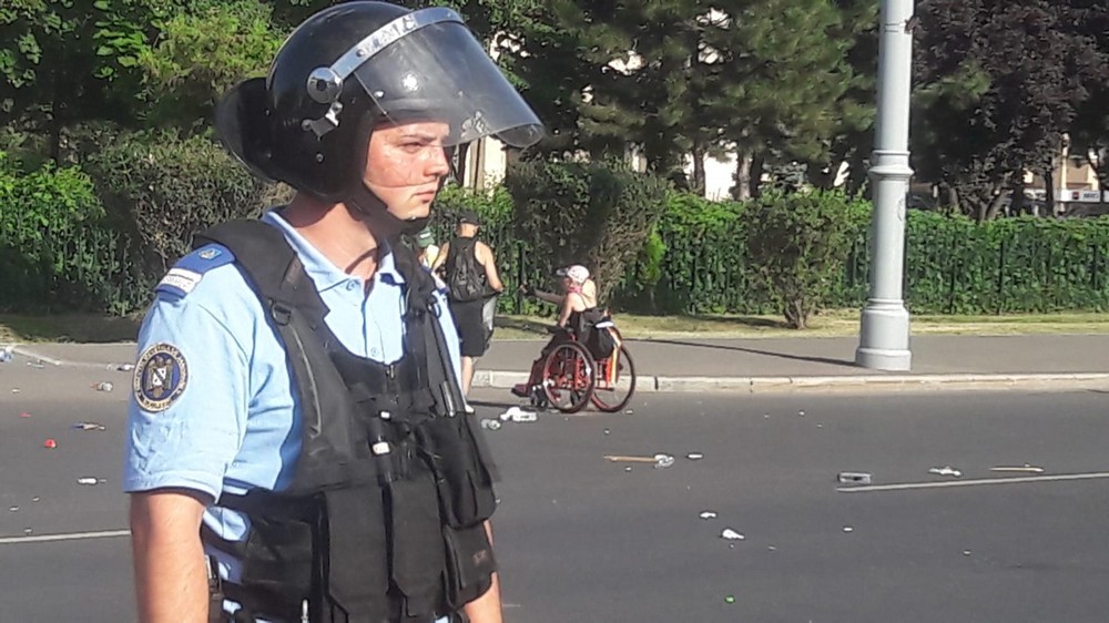 UPDATE. Război de stradă între jandarmi și huligani, în Piața Victoriei. 452 de persoane rănite / VIDEO&FOTO