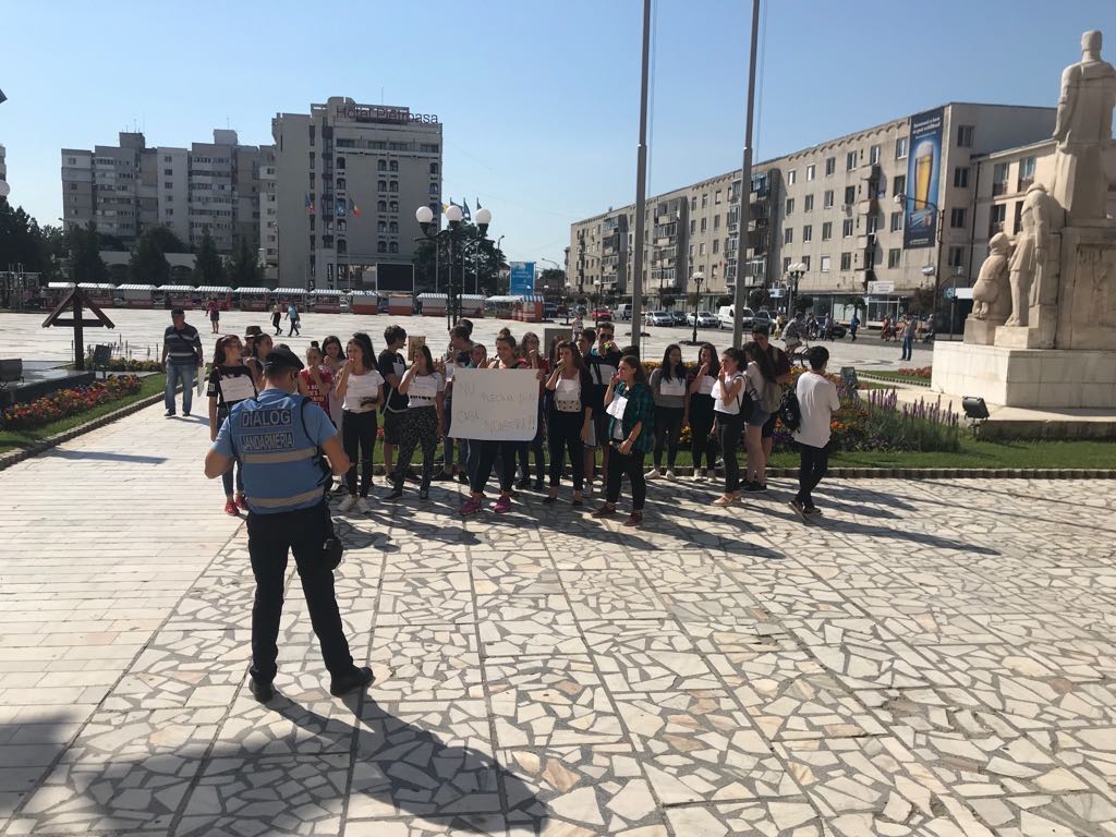 VIDEO&FOTO/ Protest în stradă al liceenilor, la Buzău. Autoritățile vor să îi mute în altă locație sau să îi comaseze