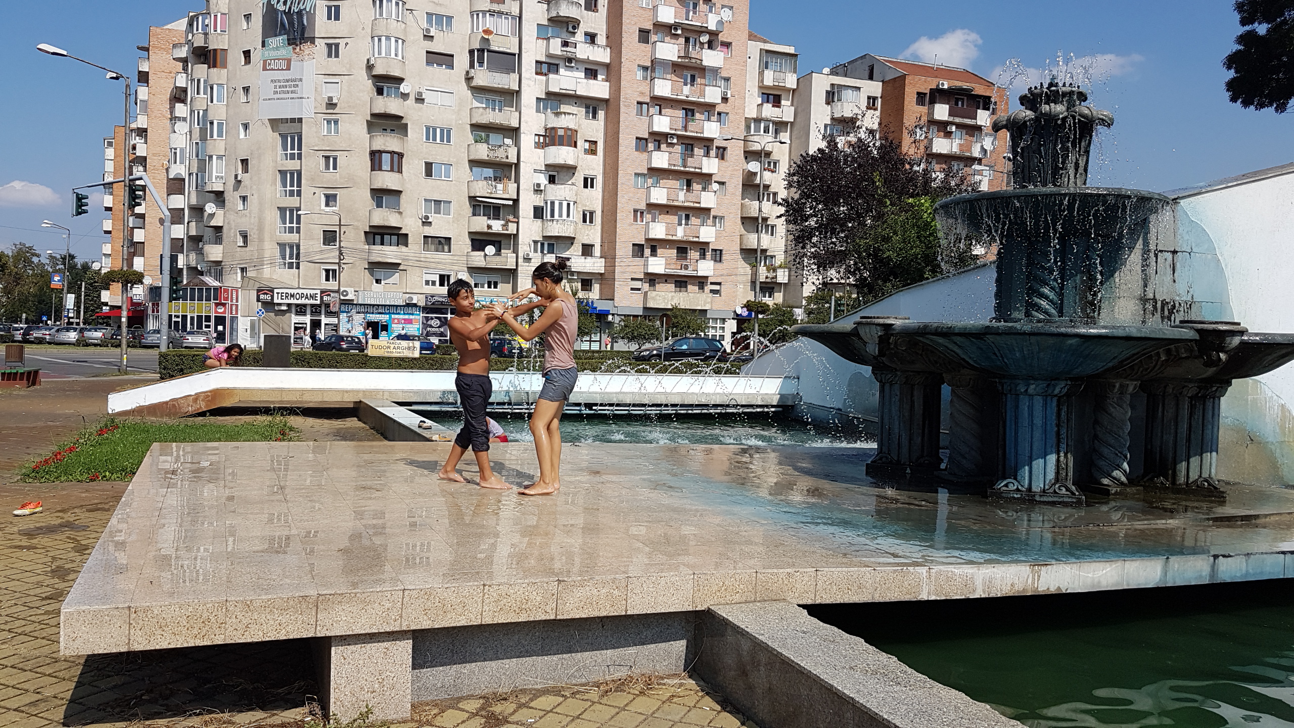 Căldură neobișnuită la Arad! Copiii au făcut baie în fântâna arteziană GALERIE FOTO