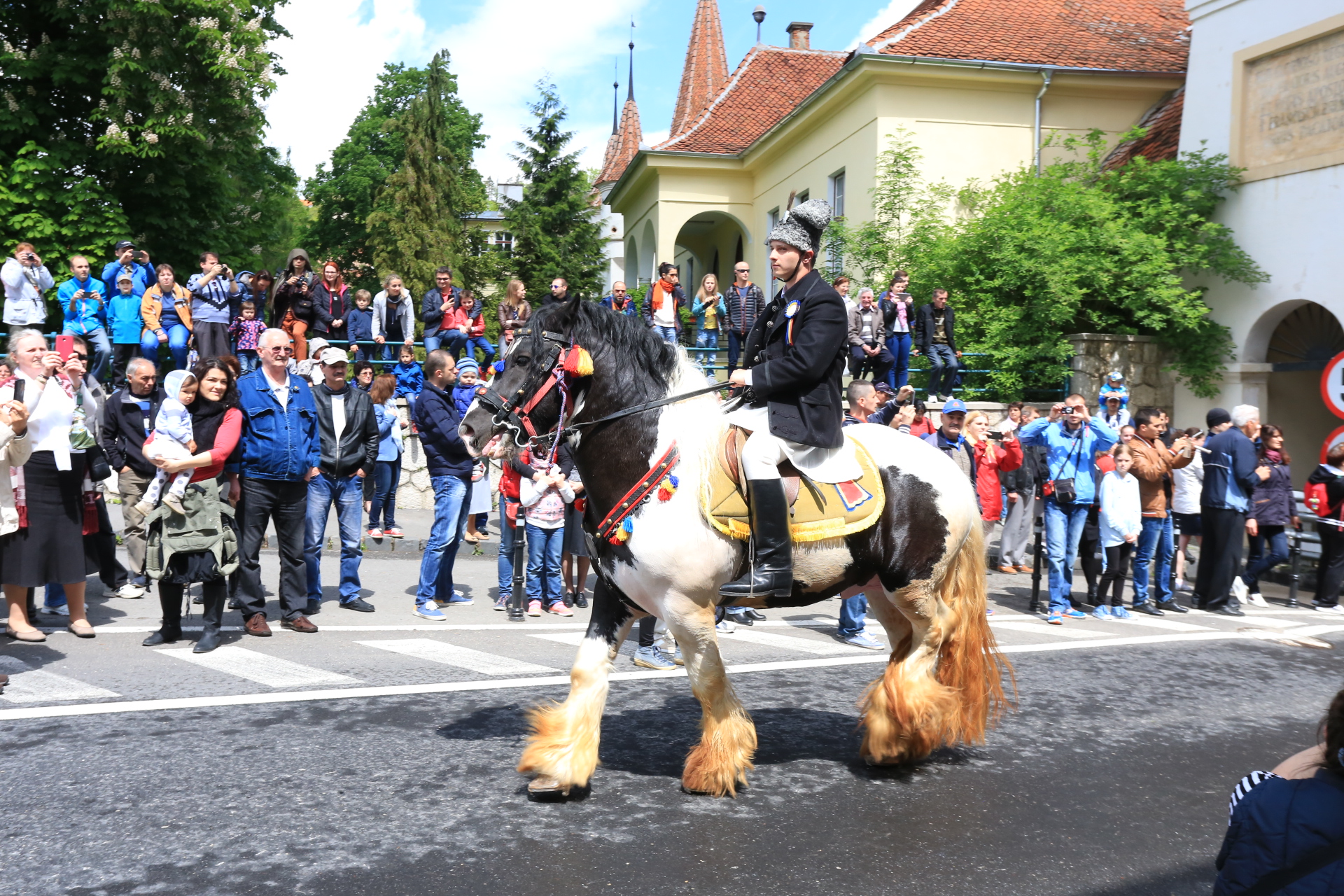 Mii de oameni au asistat la Parada Junilor la Brașov | GALERIE FOTO