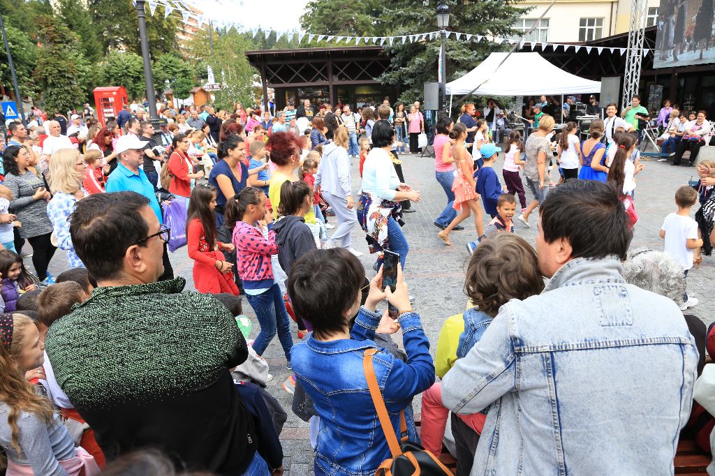 Festivalul Sinaia Forever s-a terminat fără artificii. Poliția a trimis mascații să taie alimentarea cu energie electrică / VIDEO