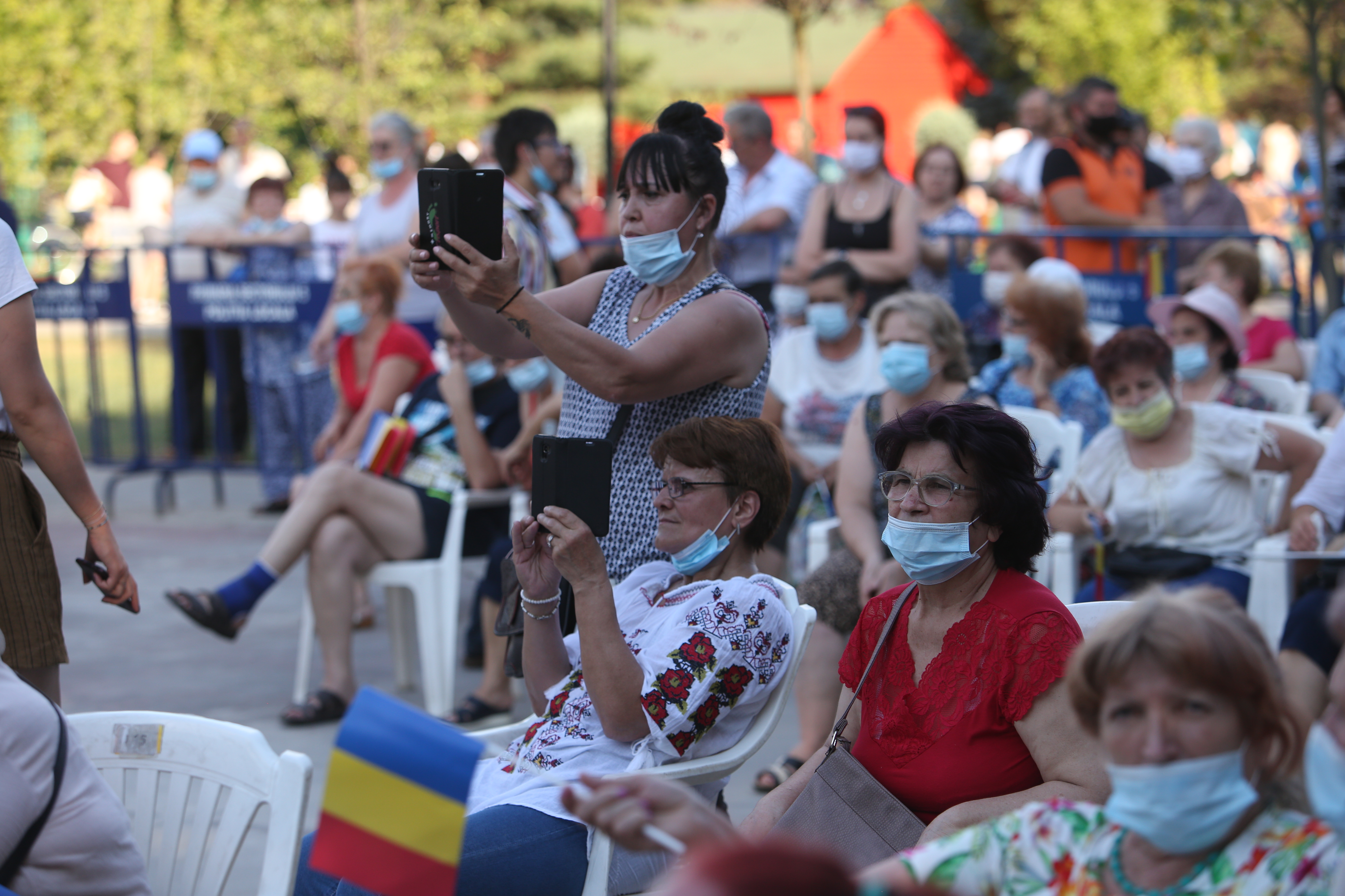 Hore și aglomerație în Parcul Sebastian din Capitală, la spectacolul organizat de primarul Daniel Florea: ”Să vedem dacă ne îmbolnăvim sau nu. Suntem curioase”