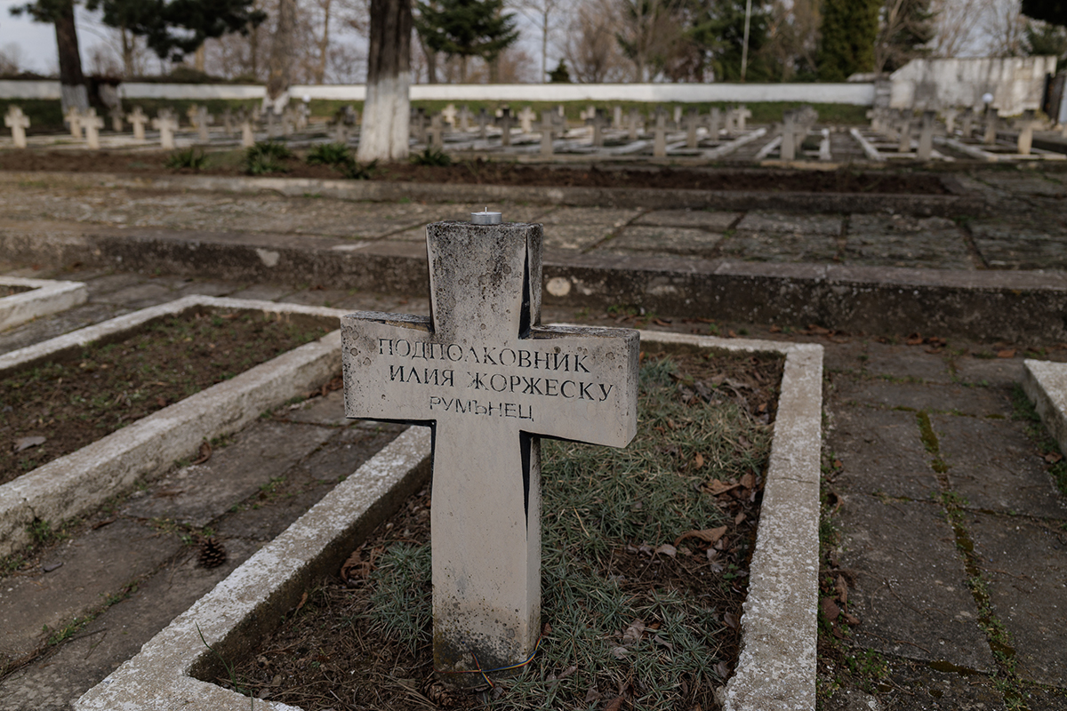 Ce rămâne după războaie: nimeni nu-i mai strigă pe nume pe miile de români din gropile comune de la Turtucaia FOTOREPORTAJ